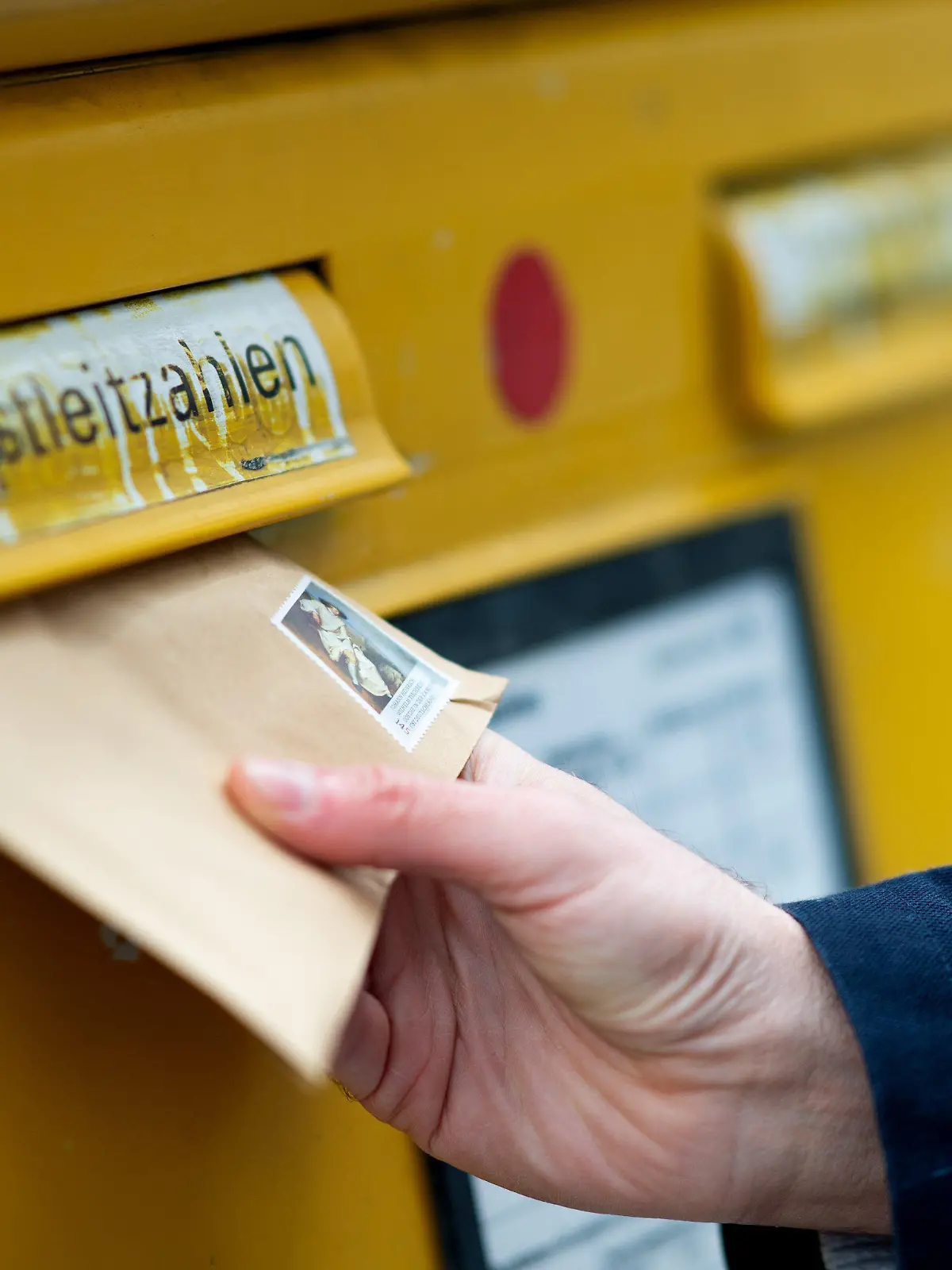 ARCHIV - 21.01.2019, Berlin: ILLUSTRATION - Ein Mann wirft einen Brief in einen Briefkasten.     (zu dpa "Porto, Kükentöten, Plastiktüten, Mindestlohn - Das ändert sich 2022") Foto: Monika Skolimowska/ZB/dpa +++ dpa-Bildfunk +++