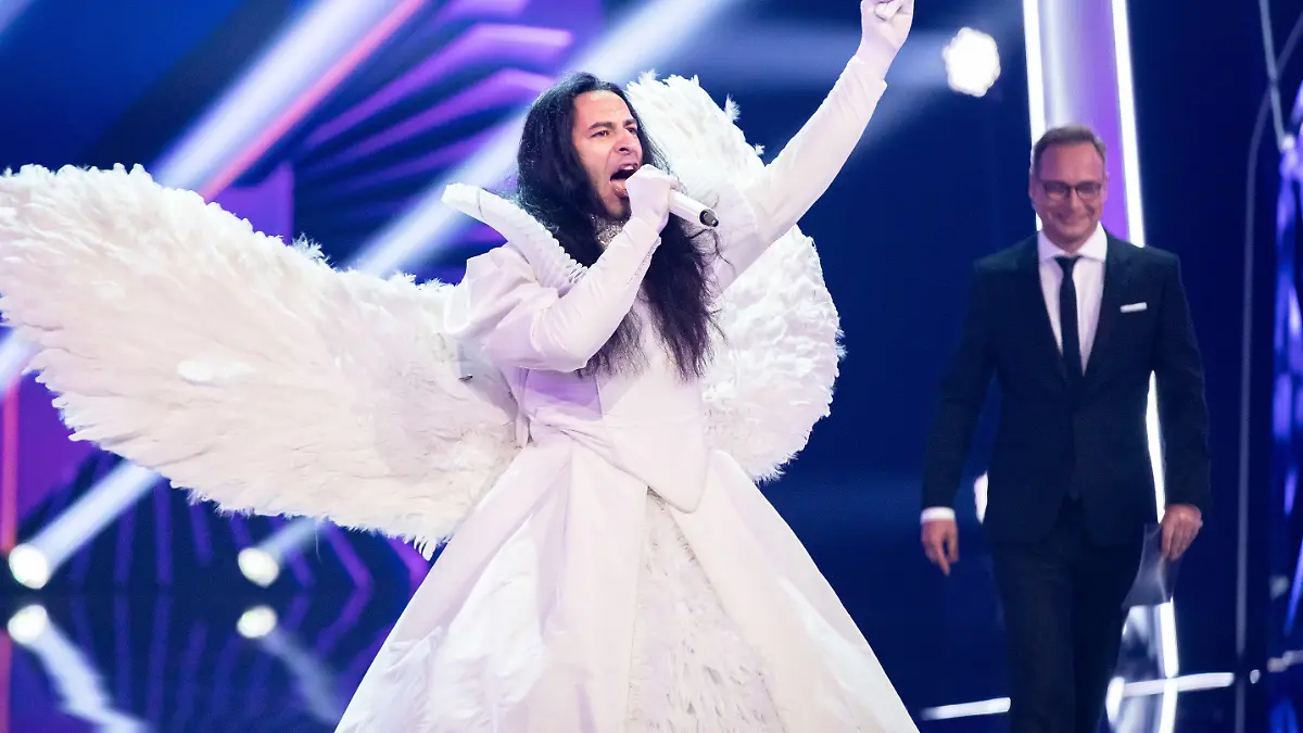 01.08.2019, Nordrhein-Westfalen, Köln: Der Komiker Bülent Ceylan steht als «Engel» bei der ProSieben-Show «The Masked Singer» auf der Bühne. Foto: Marcel Kusch/dpa +++ dpa-Bildfunk +++