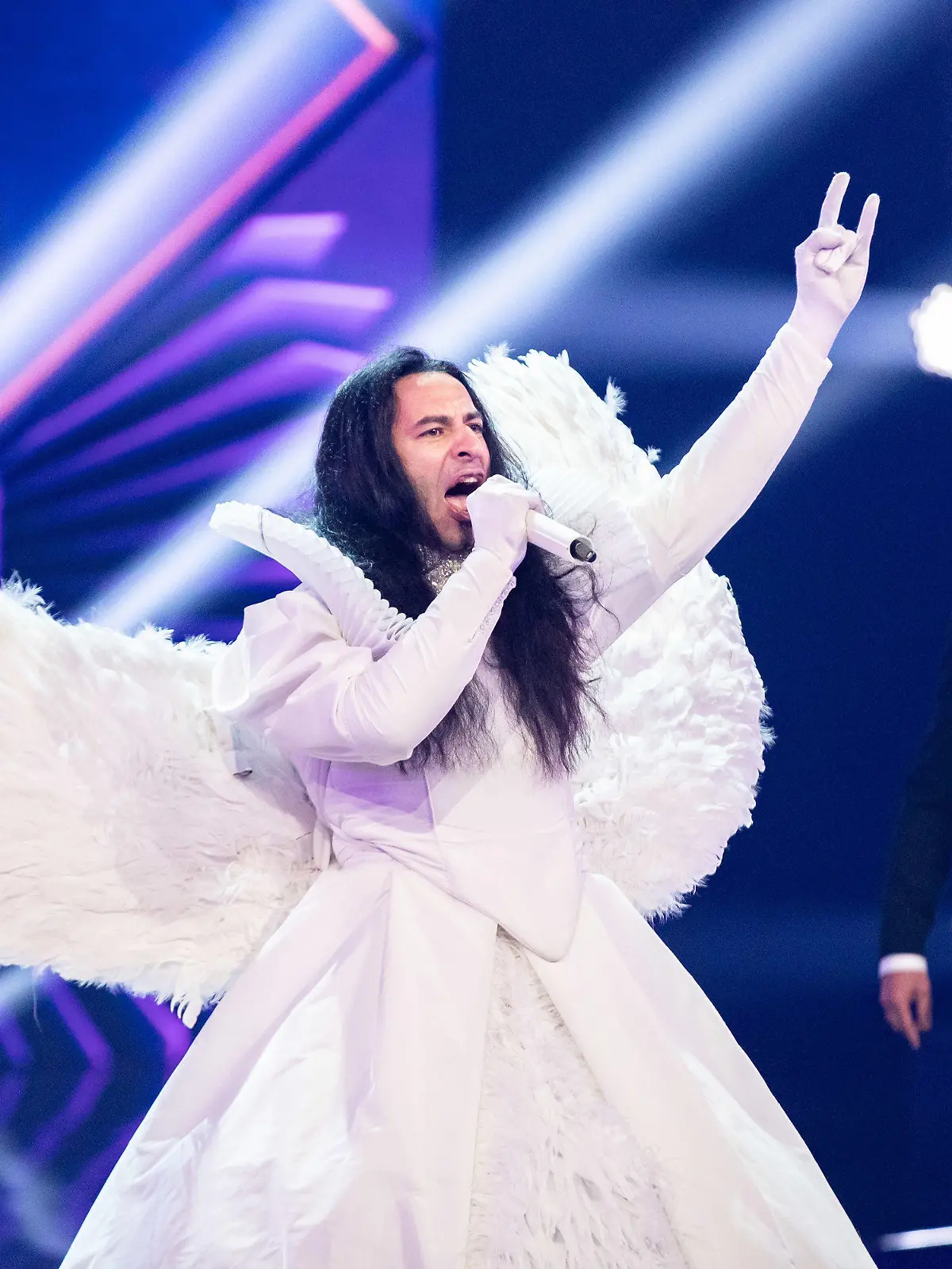 01.08.2019, Nordrhein-Westfalen, Köln: Der Komiker Bülent Ceylan steht als «Engel» bei der ProSieben-Show «The Masked Singer» auf der Bühne. Foto: Marcel Kusch/dpa +++ dpa-Bildfunk +++