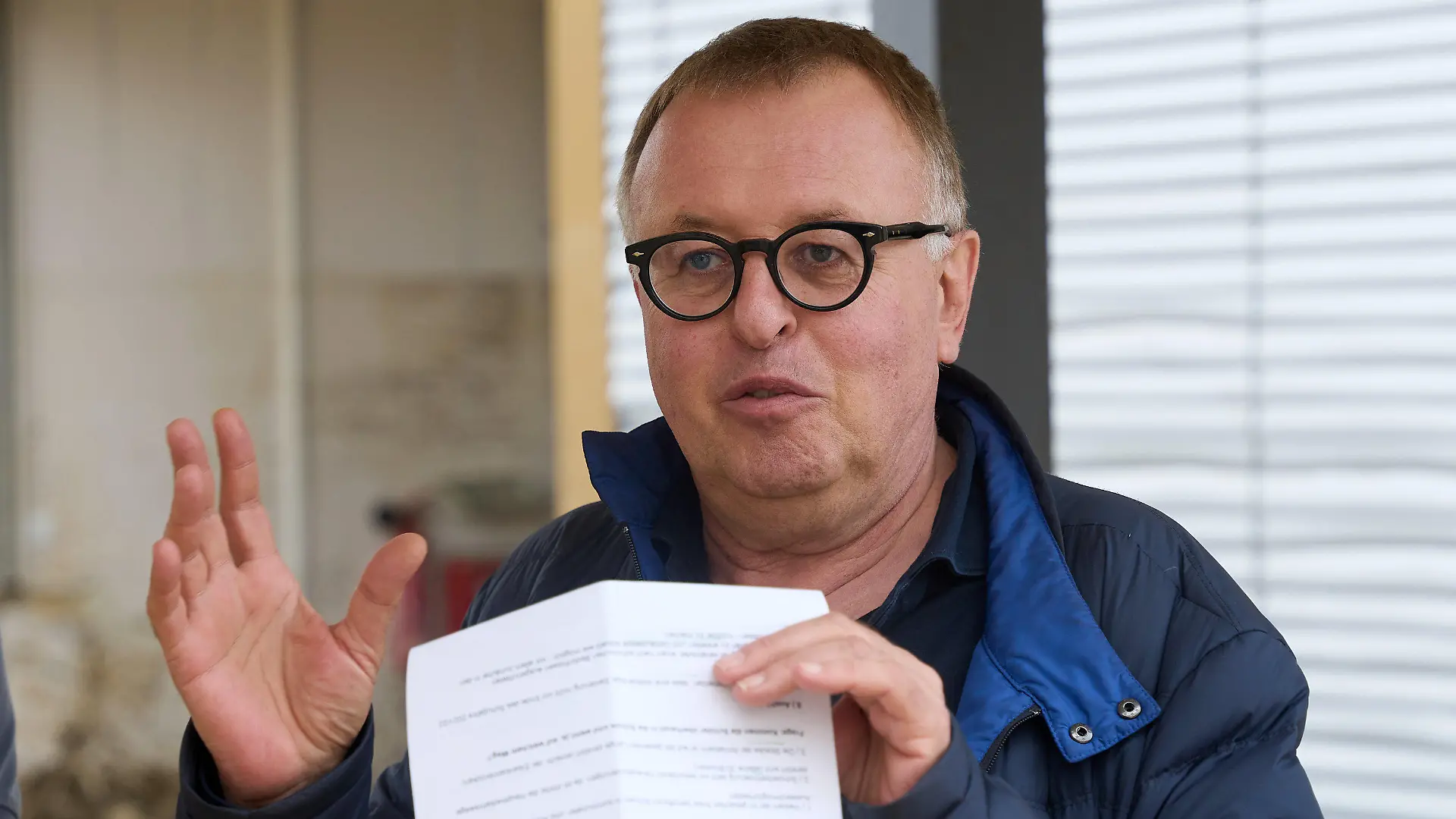 29.07.2021, Rheinland-Pfalz, Ahrweiler: Landrat Jürgen Pföhler (CDU) besucht dei Boeselager-Realschule. Die Schule wurde durch die Flutkatastrophe stark beschädigt. Foto: Thomas Frey/dpa +++ dpa-Bildfunk +++