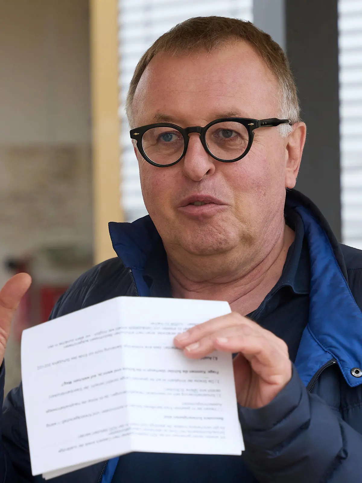 29.07.2021, Rheinland-Pfalz, Ahrweiler: Landrat Jürgen Pföhler (CDU) besucht dei Boeselager-Realschule. Die Schule wurde durch die Flutkatastrophe stark beschädigt. Foto: Thomas Frey/dpa +++ dpa-Bildfunk +++