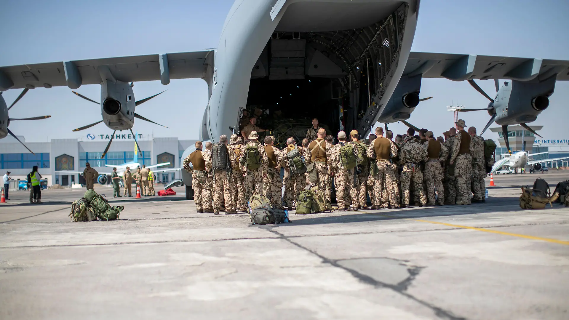 Deutsche Fallschirmjäger beim Einsteigen in den A400M in Afghanistan.
