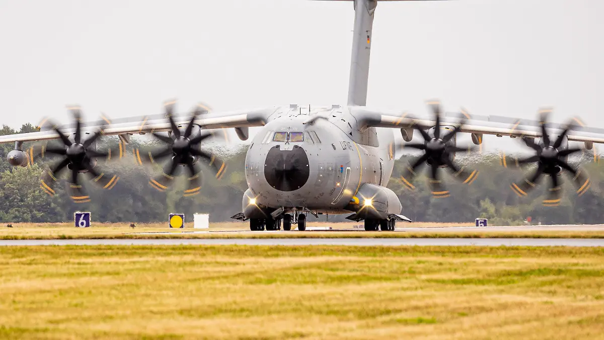 16.08.2021, Niedersachsen, Wunstorf: Ein Transportflugzeug vom Typ Airbus A400M der Luftwaffe rollt über das Gelände vom Fliegerhorst Wunstorf in der Region Hannover. Angesichts des rasanten Vormarschs der Taliban in Afghanistan hat die Bundeswehr mit der Evakuierung deutscher Staatsbürger und afghanischer Ortskräfte aus Kabul begonnen. Foto: Moritz Frankenberg/dpa +++ dpa-Bildfunk +++