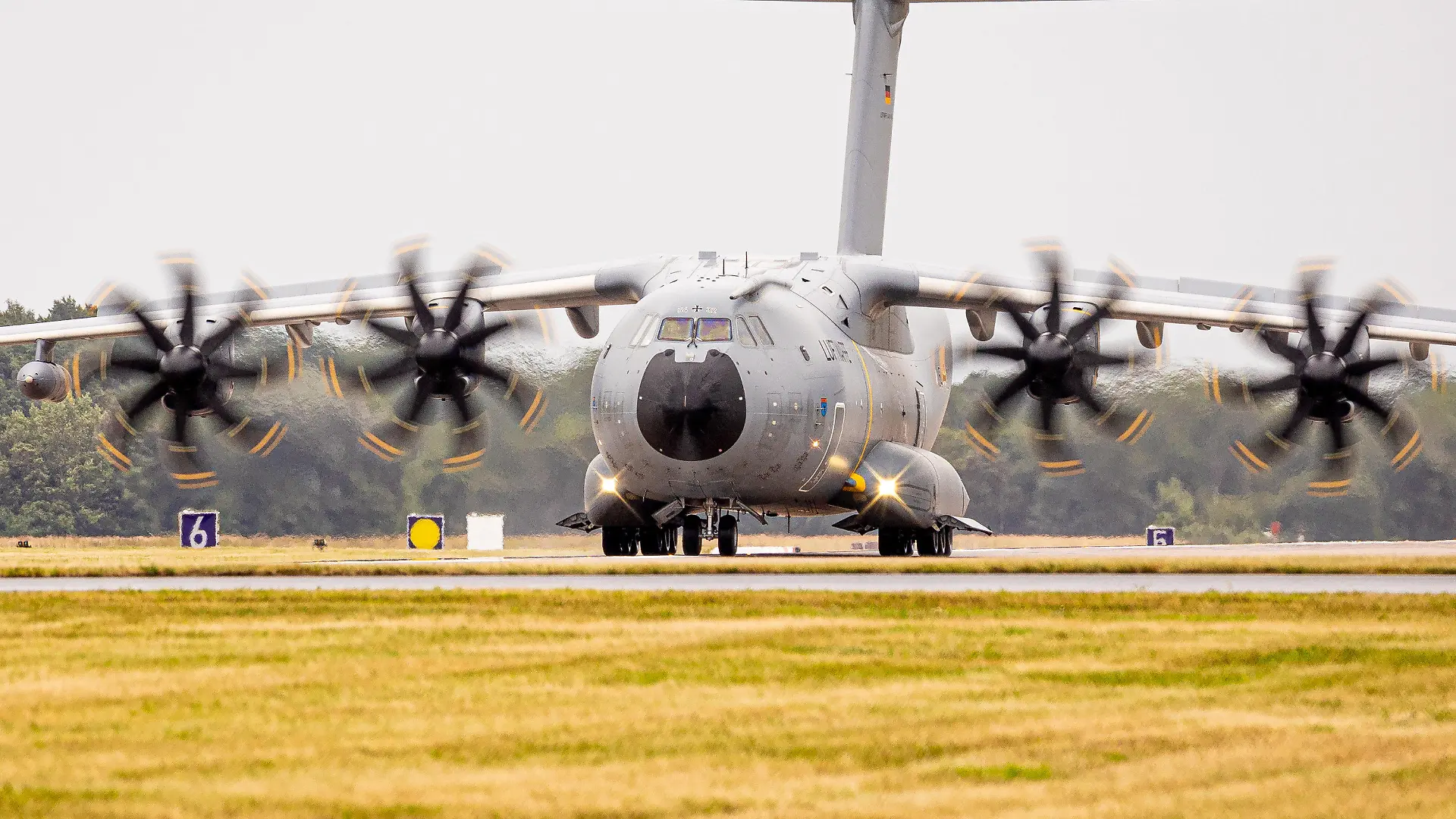 16.08.2021, Niedersachsen, Wunstorf: Ein Transportflugzeug vom Typ Airbus A400M der Luftwaffe rollt über das Gelände vom Fliegerhorst Wunstorf in der Region Hannover. Angesichts des rasanten Vormarschs der Taliban in Afghanistan hat die Bundeswehr mit der Evakuierung deutscher Staatsbürger und afghanischer Ortskräfte aus Kabul begonnen. Foto: Moritz Frankenberg/dpa +++ dpa-Bildfunk +++