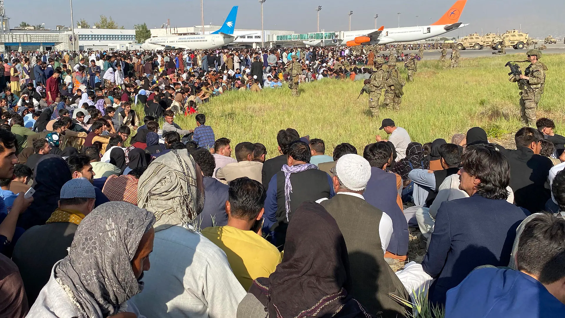 16.08.2021, Afghanistan, Kabul: US-Soldaten bewachen eine Absperrung am internationalen Flughafen. In Kabul war es am Montag zu Chaos am Flughafen gekommen. Afghanen, die vor den Taliban fliehen wollten, rannten auf das Flugfeld, um in Sicherheit gebracht zu werden. Der Flugverkehr musste zeitweise eingestellt werden. Foto: -/AP/dpa +++ dpa-Bildfunk +++