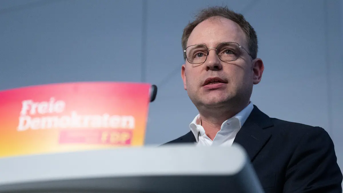 06.05.2023, Berlin: Christoph Meyer, Landesvorsitzender der Berliner FDP, spricht bei einem Parteitag der FDP Berlin. Bei dem Parteitag wird unter anderem über Konsequenzen aus der Wahl zum Abgeordnetenhaus am 12. Februar, bei der die FDP den Wiedereinzug in das Parlament verpasst hatte, debattiert. Foto: Christophe Gateau/dpa +++ dpa-Bildfunk +++