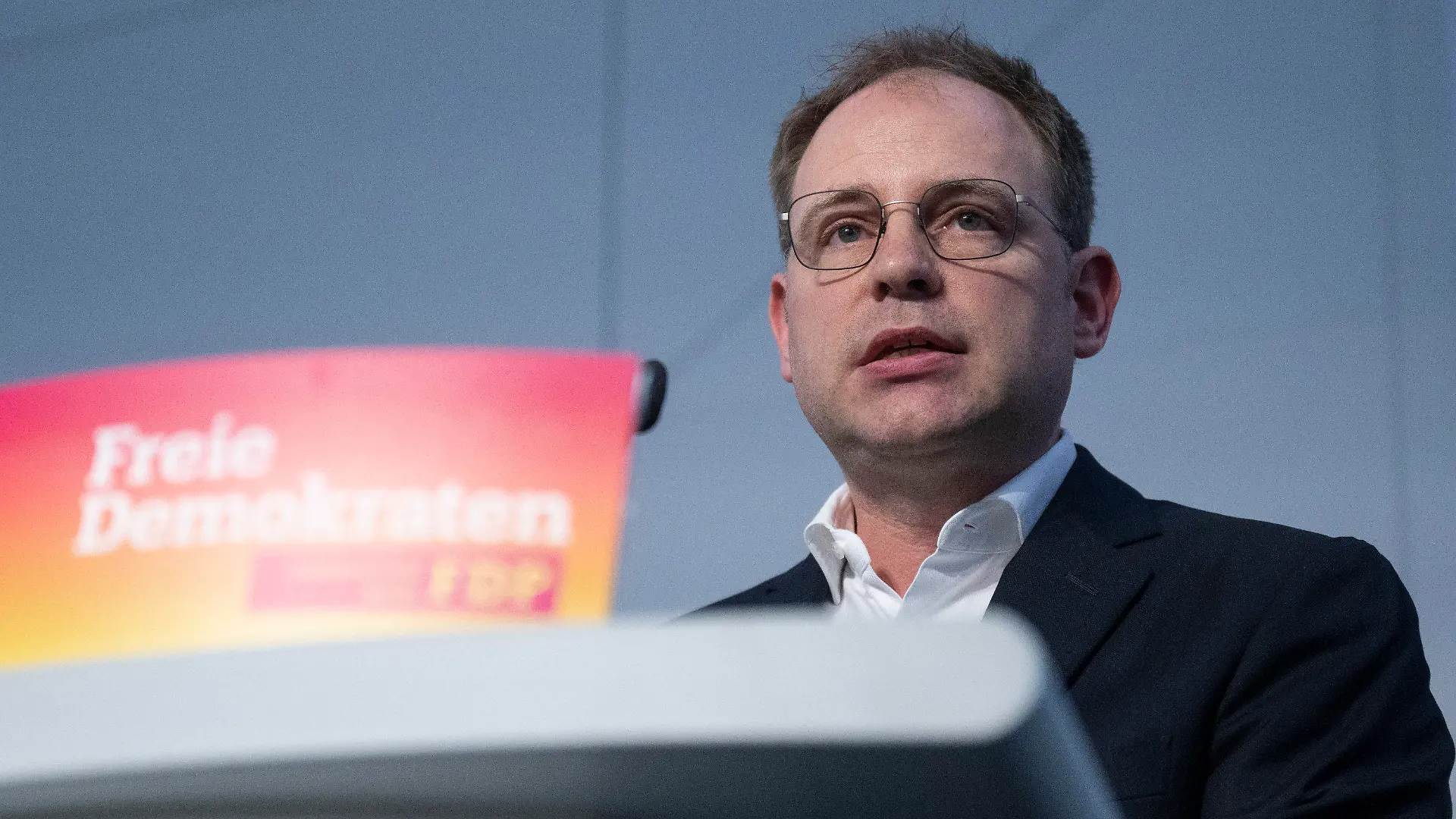06.05.2023, Berlin: Christoph Meyer, Landesvorsitzender der Berliner FDP, spricht bei einem Parteitag der FDP Berlin. Bei dem Parteitag wird unter anderem über Konsequenzen aus der Wahl zum Abgeordnetenhaus am 12. Februar, bei der die FDP den Wiedereinzug in das Parlament verpasst hatte, debattiert. Foto: Christophe Gateau/dpa +++ dpa-Bildfunk +++