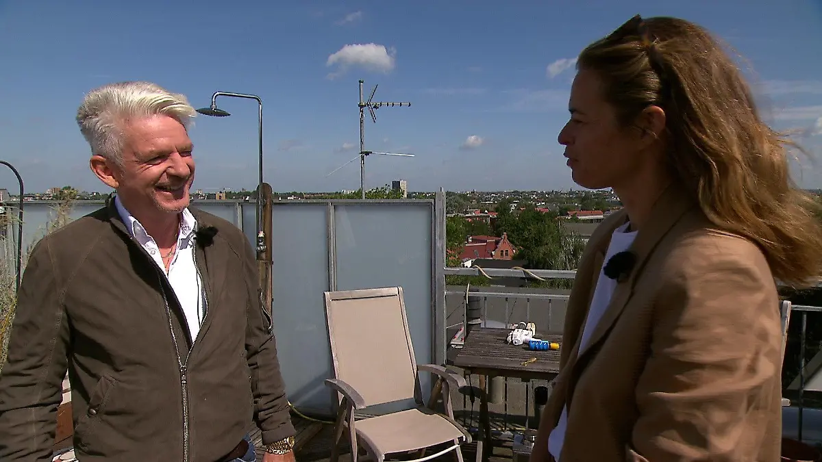 RTL Nord-Moderatorin Susanne Böhm im Gespräch mit Autor Heinz Strunk