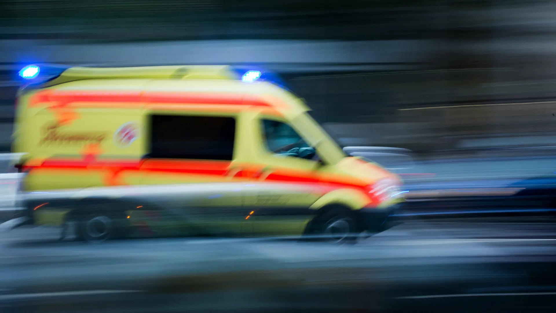 ARCHIV - ILLUSTRATION - Ein Krankenwagen im Einsatz, aufgenommen am 12.09.2014 in Dresden (Sachsen). Foto: Arno Burgi/dpa (zu lsn «Jeder achte Rettungswagen in Sachsen kommt zu spät» vom 22.02.2016) +++(c) dpa - Bildfunk+++