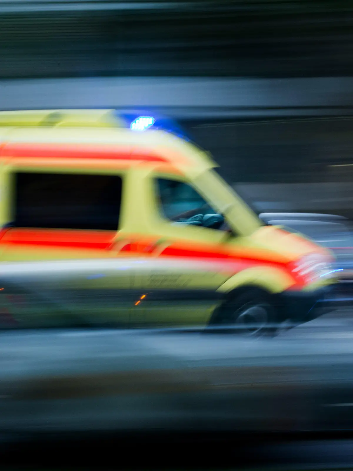 ARCHIV - ILLUSTRATION - Ein Krankenwagen im Einsatz, aufgenommen am 12.09.2014 in Dresden (Sachsen). Foto: Arno Burgi/dpa (zu lsn «Jeder achte Rettungswagen in Sachsen kommt zu spät» vom 22.02.2016) +++(c) dpa - Bildfunk+++