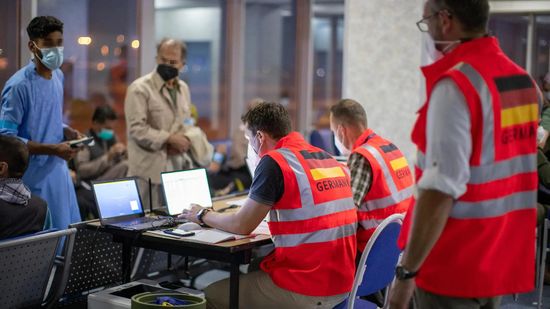 Nach einer Schnelltestung auf Covid-19 werden alle Evakuierten registriert.