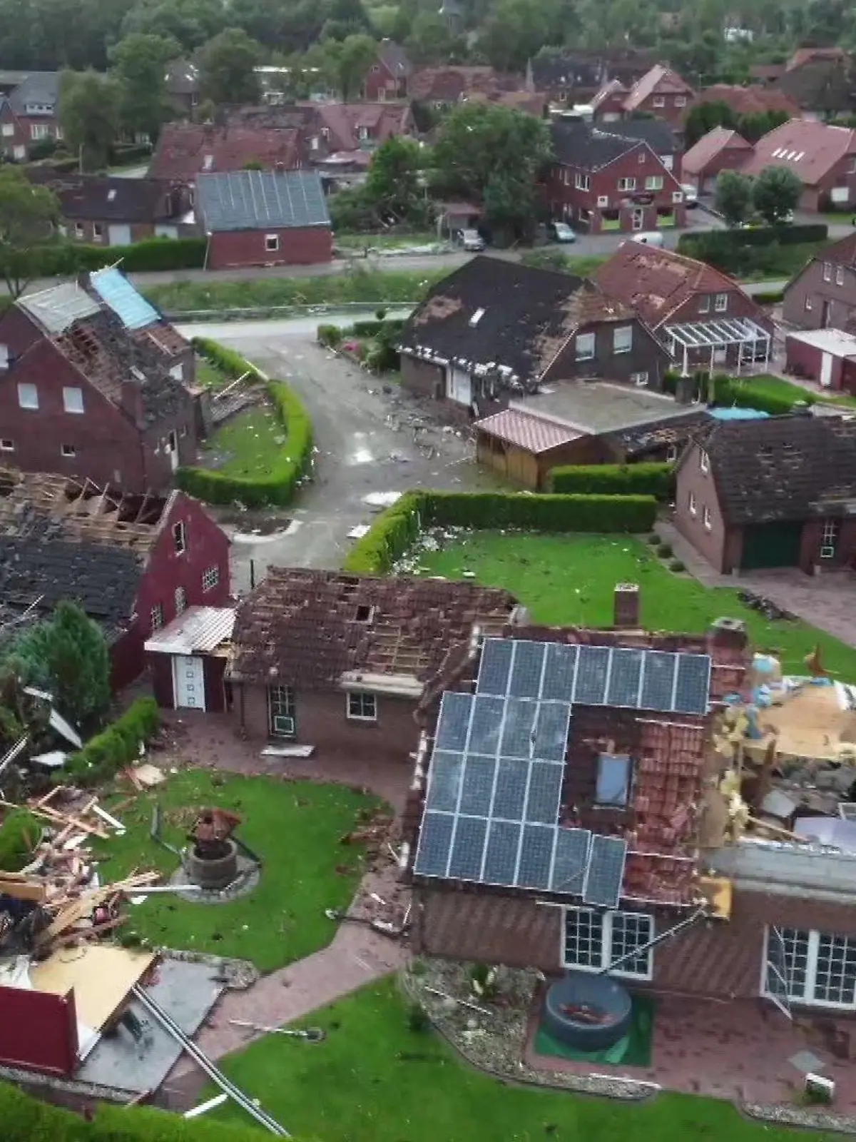 Ein Tornado in Ostfriesland hat für großes Chaos gesorgt. Zahlreiche Gebäude und Gebäudeteile wurden stark beschädigt. Einige Häuser sind nicht mehr bewohnbar. Die betroffenen Bewohner kamen in Notunterkünften unter.
