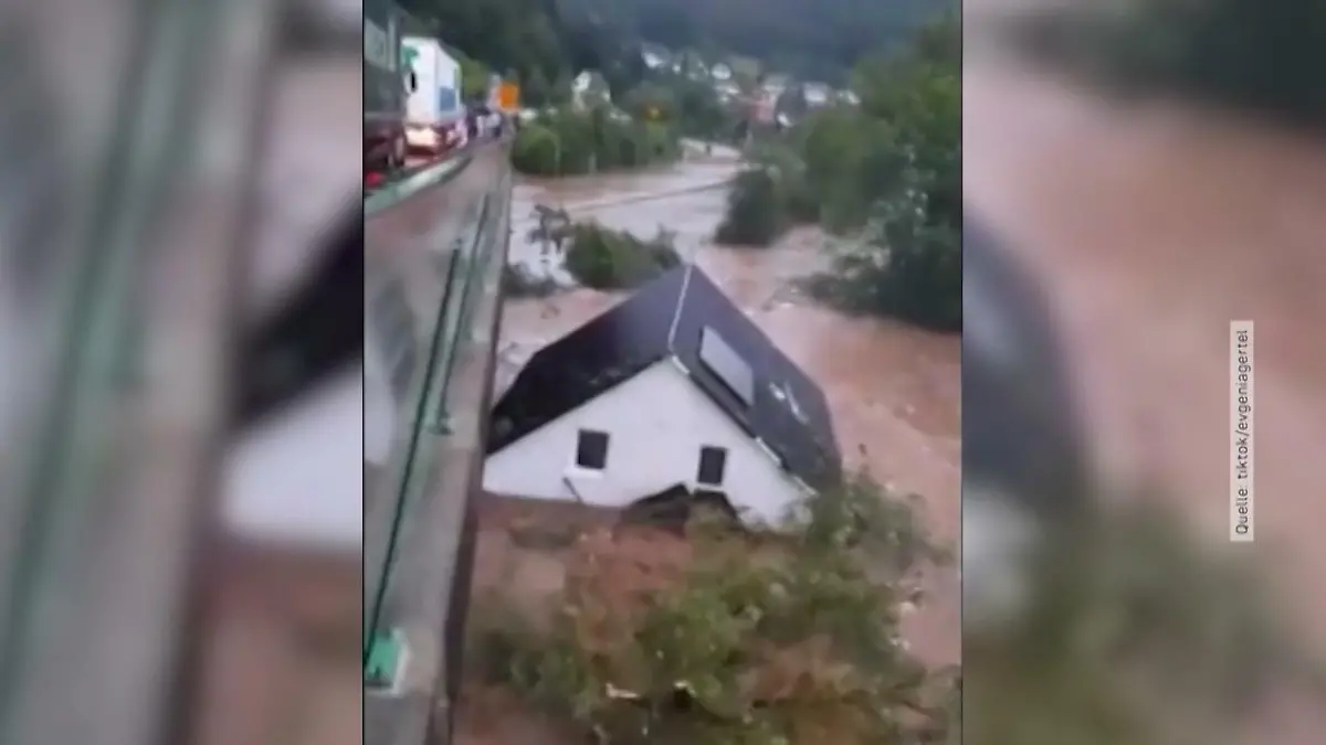 Haus wird von Strömung weggespült Ahrweiler (Rheinland-Pfalz)