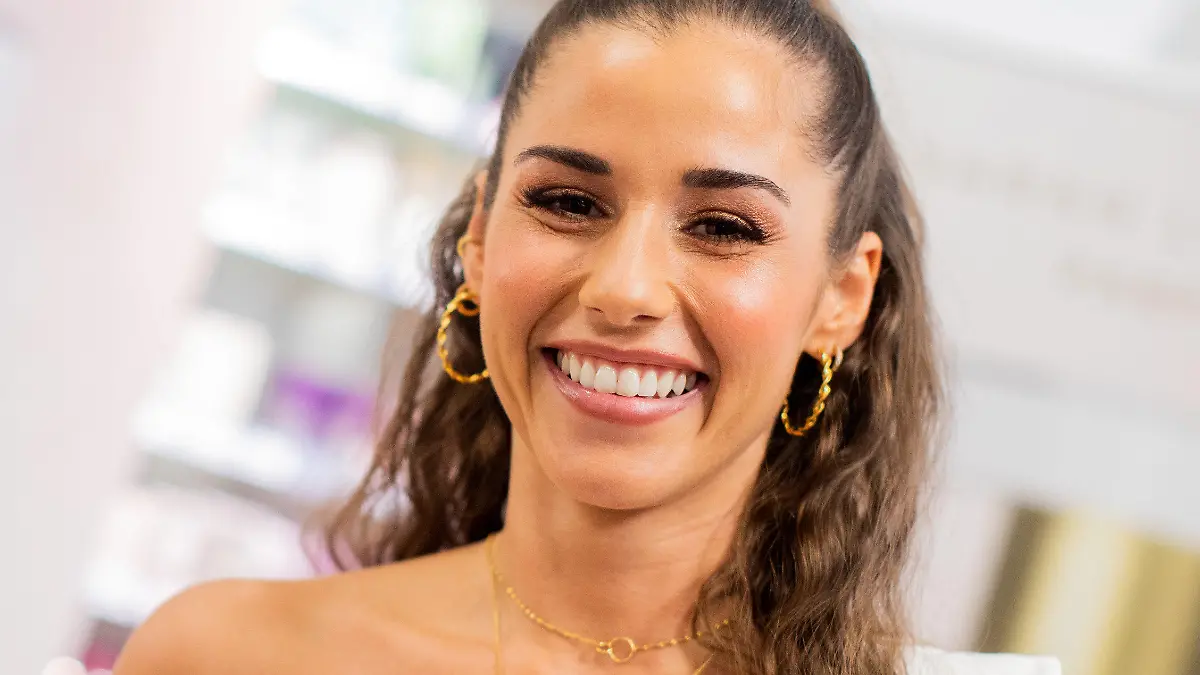 ARCHIV - 05.11.2019, Nordrhein-Westfalen, Köln: Sarah Lombardi, Sängerin und Moderatorin, stellt in einer Filiale von Rossmann ihre neuen Parfüms «be mine» und «it's me» vor. Sarah Engels (28) und der Fußballer Julian Engels (ehemals Büscher, 28) haben verkündet, dass sie Nachwuchs erwarten. Foto: Rolf Vennenbernd/dpa +++ dpa-Bildfunk +++