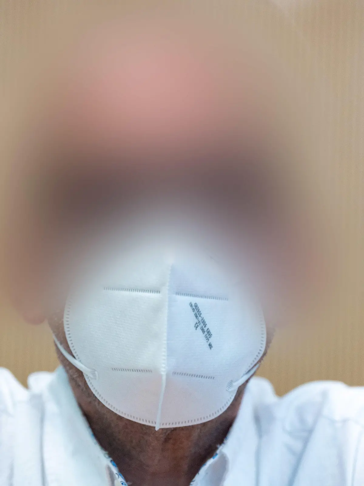 19.08.2021, Trier: Der Angeklagte sitzt hinter Sicherheitsglas im Landgericht Trier. Der Mann soll am 1. Dezember 2020 mit seinem Geländewagen durch die Trierer Fußgängerzone gerast sein, um möglichst viele Menschen zu töten oder zu verletzen. Die Anklage wirft ihm fünffachen Mord und versuchten Mord in 18 weiteren Fällen vor. Foto: Harald Tittel/dpa - ACHTUNG: Angeklagter wurde auf Anweisung des Gerichts gepixelt +++ dpa-Bildfunk +++