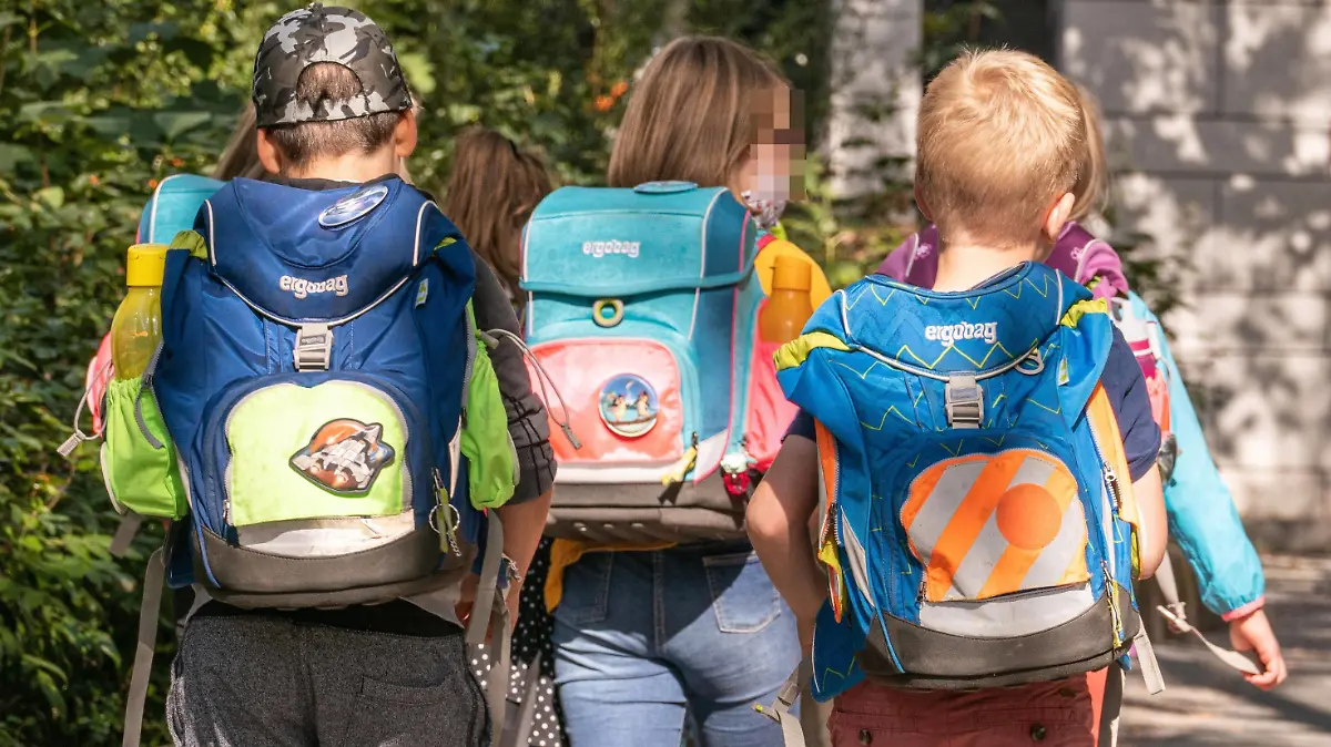 Kinder mit Schulranzen des Herstellers Ergobag.