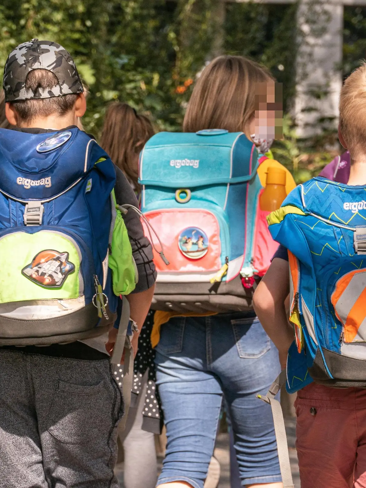 Kinder mit Schulranzen des Herstellers Ergobag.