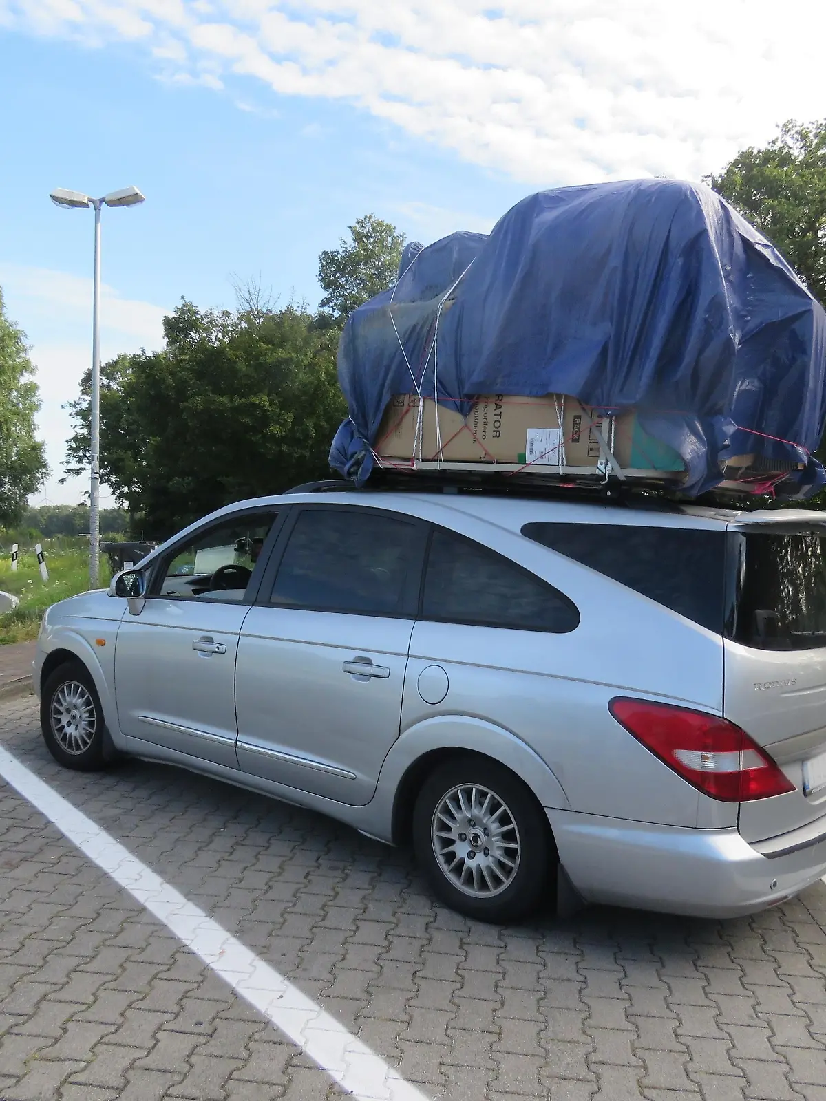 Kühlschrank auf Dach Autobahn 1 bei Münster