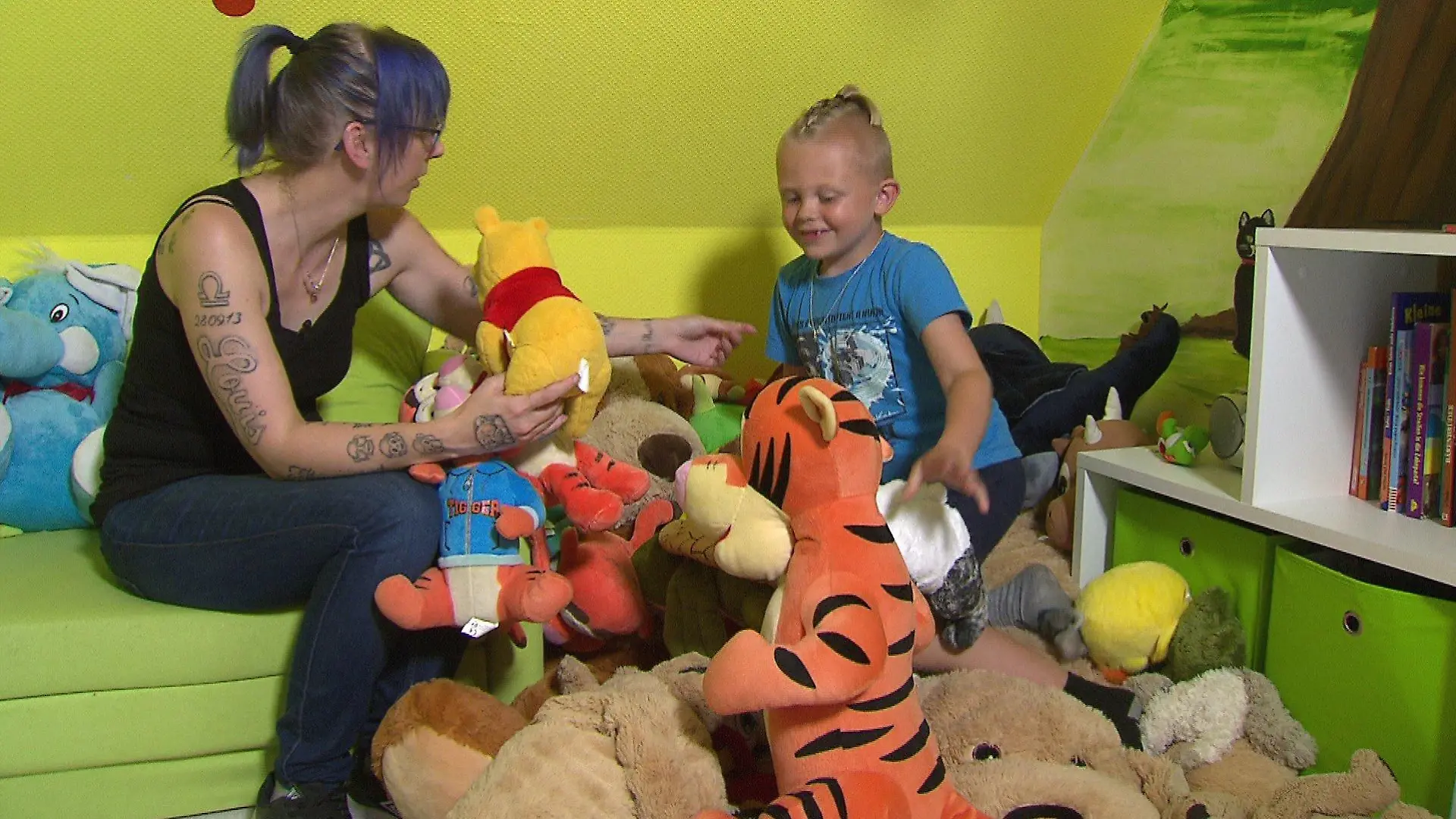 Mutter und Sohn spielen mit Kuscheltieren
