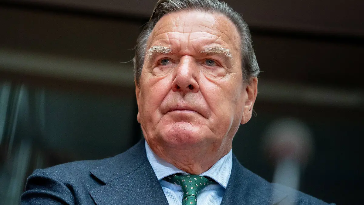 ARCHIV - 01.07.2020, Berlin: Gerhard Schröder, ehemaliger Bundeskanzler, wartet auf den Beginn der Anhörung im Wirtschaftsausschuss des Bundestags zum Pipeline-Projekt Nord Stream 2 im Sitzungssaal. (zu "Gericht prüft Klage von Altkanzler Schröder gegen Bundestag") Foto: Kay Nietfeld/dpa +++ dpa-Bildfunk +++
