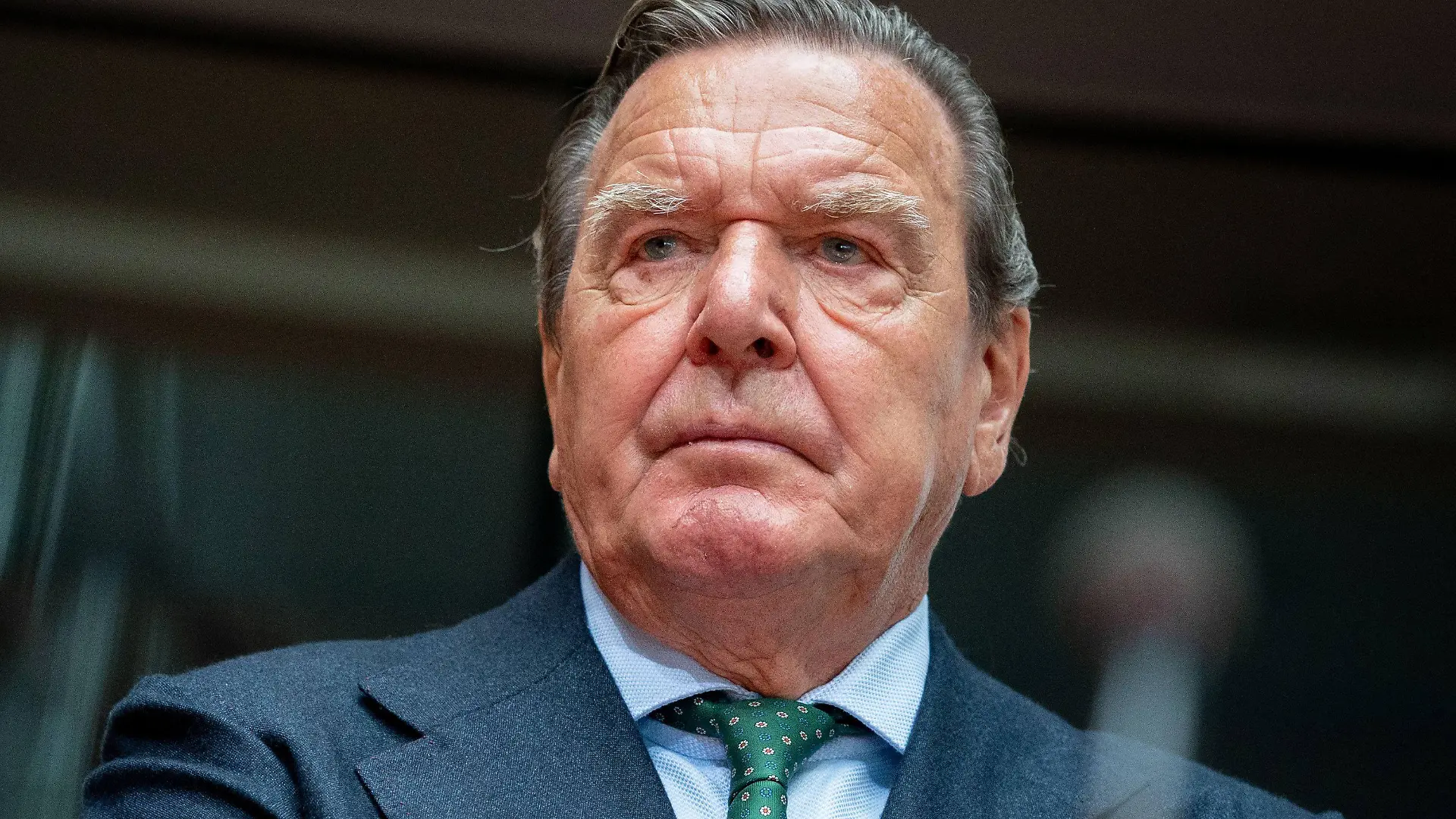 ARCHIV - 01.07.2020, Berlin: Gerhard Schröder, ehemaliger Bundeskanzler, wartet auf den Beginn der Anhörung im Wirtschaftsausschuss des Bundestags zum Pipeline-Projekt Nord Stream 2 im Sitzungssaal. (zu "Gericht prüft Klage von Altkanzler Schröder gegen Bundestag") Foto: Kay Nietfeld/dpa +++ dpa-Bildfunk +++