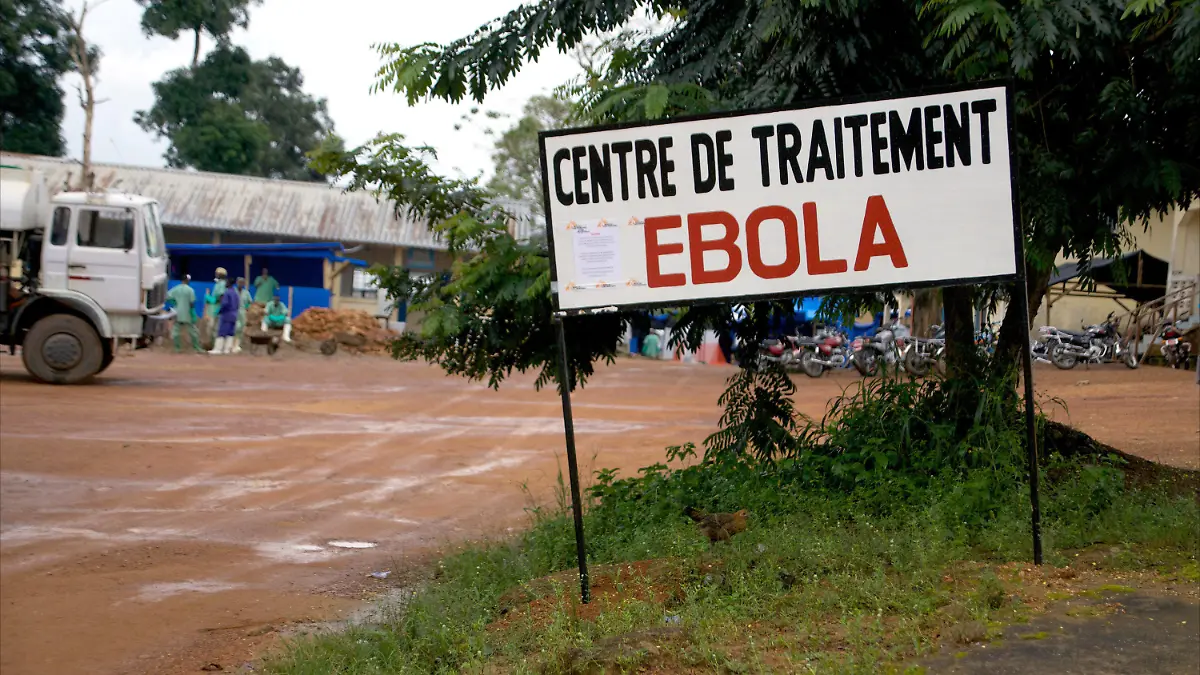 ARCHIV - 16.10.2014, Guinea, Gueckedou: Ein Wegweiser kündigt den Eingang zur Ebola-Behandlungsstation in Gueckedou, Guinea, an. Im westafrikanischen Staat Elfenbeinküste ist der erste Fall der lebensgefährlichen Ebola-Krankheit seit mehr als einem Vierteljahrhundert registriert worden. Das meldete die Weltgesundheitsorganisation WHO in der Nacht zu Sonntag auf Twitter. Der Patient sei aus Guinea auf dem Landweg eingereist und am 12. August in der Wirtschaftsmetropole Abidjan angekommen. (zu dpa «Erster Ebola-Fall in der Elfenbeinküste seit 1994») Foto: Kristin Palitza/dpa +++ dpa-Bildfunk +++