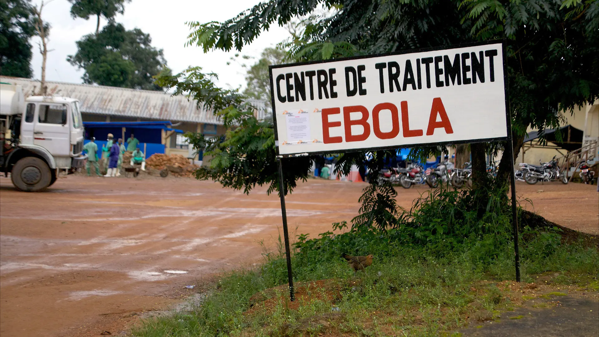 ARCHIV - 16.10.2014, Guinea, Gueckedou: Ein Wegweiser kündigt den Eingang zur Ebola-Behandlungsstation in Gueckedou, Guinea, an. Im westafrikanischen Staat Elfenbeinküste ist der erste Fall der lebensgefährlichen Ebola-Krankheit seit mehr als einem Vierteljahrhundert registriert worden. Das meldete die Weltgesundheitsorganisation WHO in der Nacht zu Sonntag auf Twitter. Der Patient sei aus Guinea auf dem Landweg eingereist und am 12. August in der Wirtschaftsmetropole Abidjan angekommen. (zu dpa «Erster Ebola-Fall in der Elfenbeinküste seit 1994») Foto: Kristin Palitza/dpa +++ dpa-Bildfunk +++