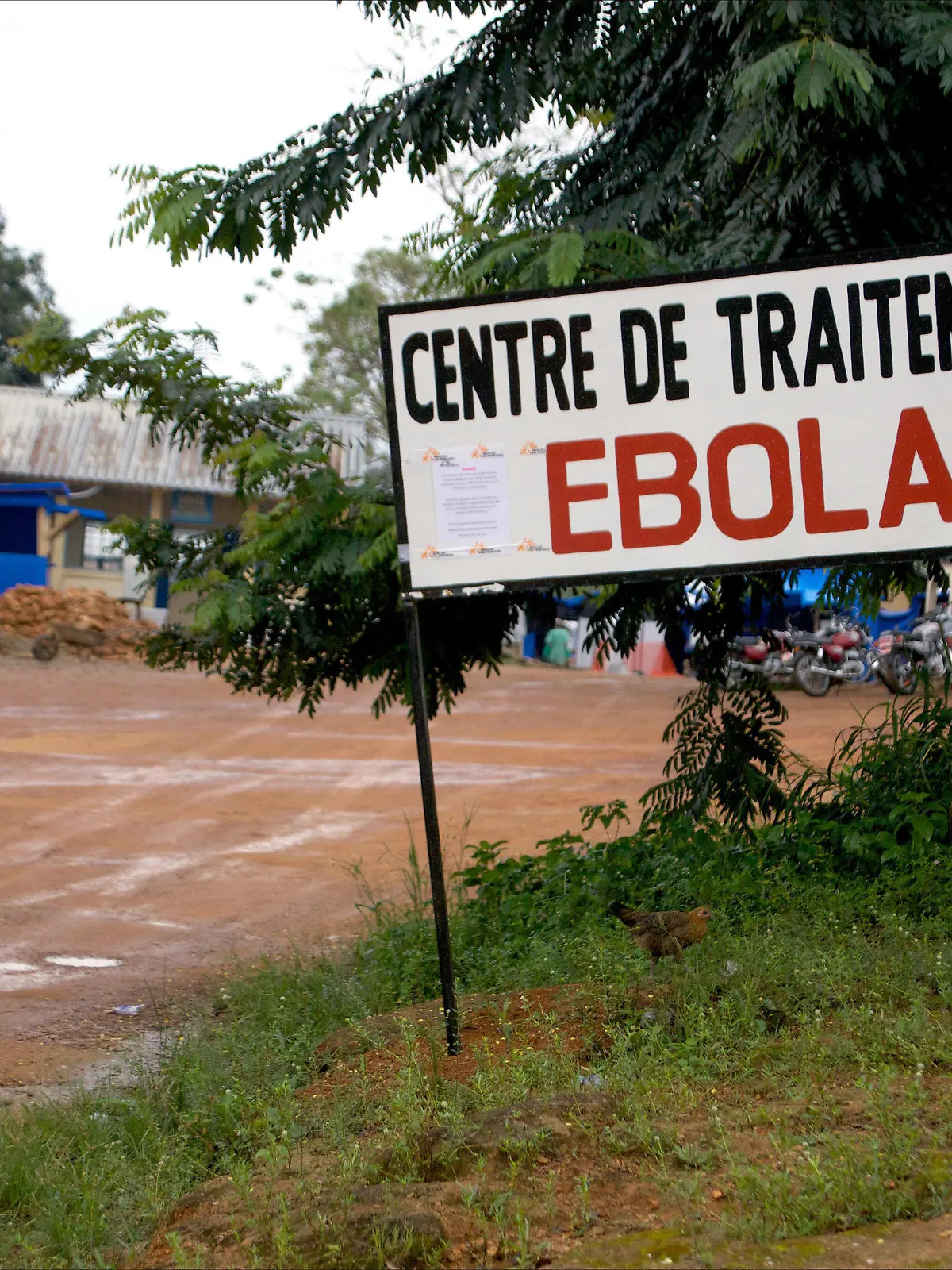 ARCHIV - 16.10.2014, Guinea, Gueckedou: Ein Wegweiser kündigt den Eingang zur Ebola-Behandlungsstation in Gueckedou, Guinea, an. Im westafrikanischen Staat Elfenbeinküste ist der erste Fall der lebensgefährlichen Ebola-Krankheit seit mehr als einem Vierteljahrhundert registriert worden. Das meldete die Weltgesundheitsorganisation WHO in der Nacht zu Sonntag auf Twitter. Der Patient sei aus Guinea auf dem Landweg eingereist und am 12. August in der Wirtschaftsmetropole Abidjan angekommen. (zu dpa «Erster Ebola-Fall in der Elfenbeinküste seit 1994») Foto: Kristin Palitza/dpa +++ dpa-Bildfunk +++