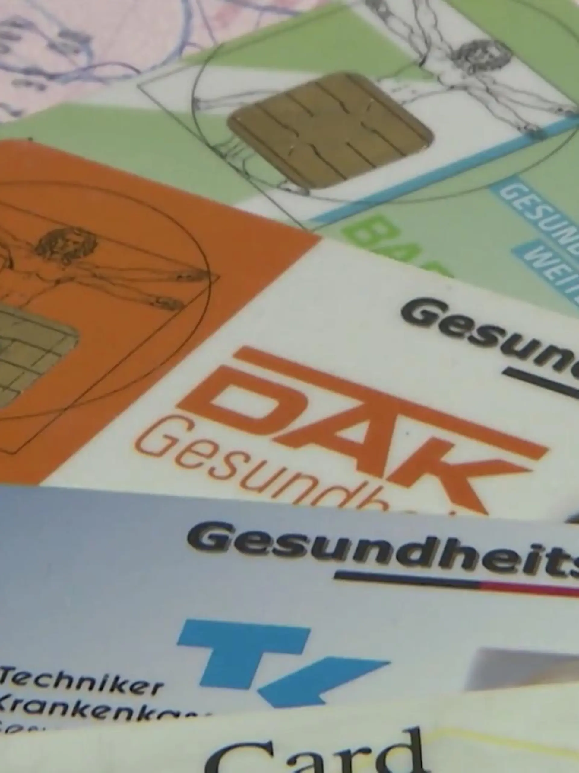 Sind Sie auch schon jahrelang bei der selben Krankenkasse – wie so viele Deutsche? Ein Wechsel kann sich lohnen – zum einen wegen attraktiver Zusatzleistungen, zum anderen für niedrigere Beiträge. So lassen sich im Jahr mehrere Hundert Euro sparen. Finanztest hat jetzt 71 Krankenkassen verglichen: Welche die günstigsten sind und wo Sie jetzt mehr zahlen müssen, erfahren Sie hier.