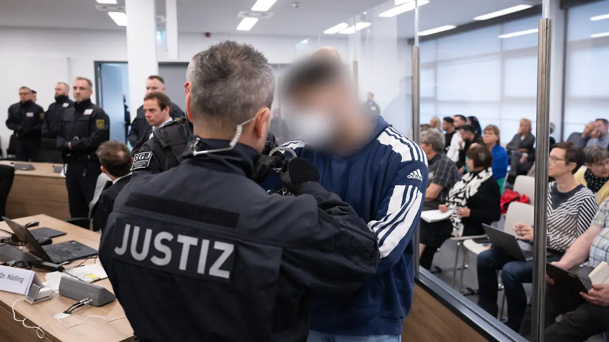 16.05.2023, Sachsen, Dresden: Ein Angeklagter (r) im Prozess um den Juwelenraub im Grünen Gewölbe wird bei der Fortsetzung des Prozess in den Verhandlungssaal im Landgericht geführt. Nach nahezu 50 Verhandlungstagen geht der Prozess um den Juwelendiebstahl aus dem Historischen Grünen Gewölbe Dresden zu Ende. Foto: Sebastian Kahnert/dpa - ACHTUNG: Person(en) wurde(n) aus rechtlichen Gründen gepixelt +++ dpa-Bildfunk +++