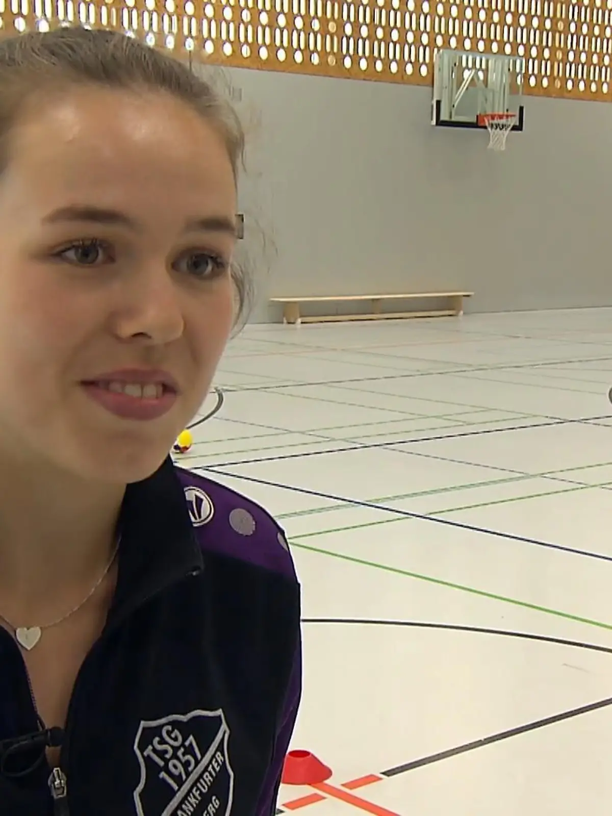 Jüngste Streetworkerin Deutschlands: Seit sie 17 ist, setzt sich Carla Sprenger (19) für benachteiligte Kinder ein - unter anderem mit Handballtraining für Mädchen aus Flüchtlingsländern.