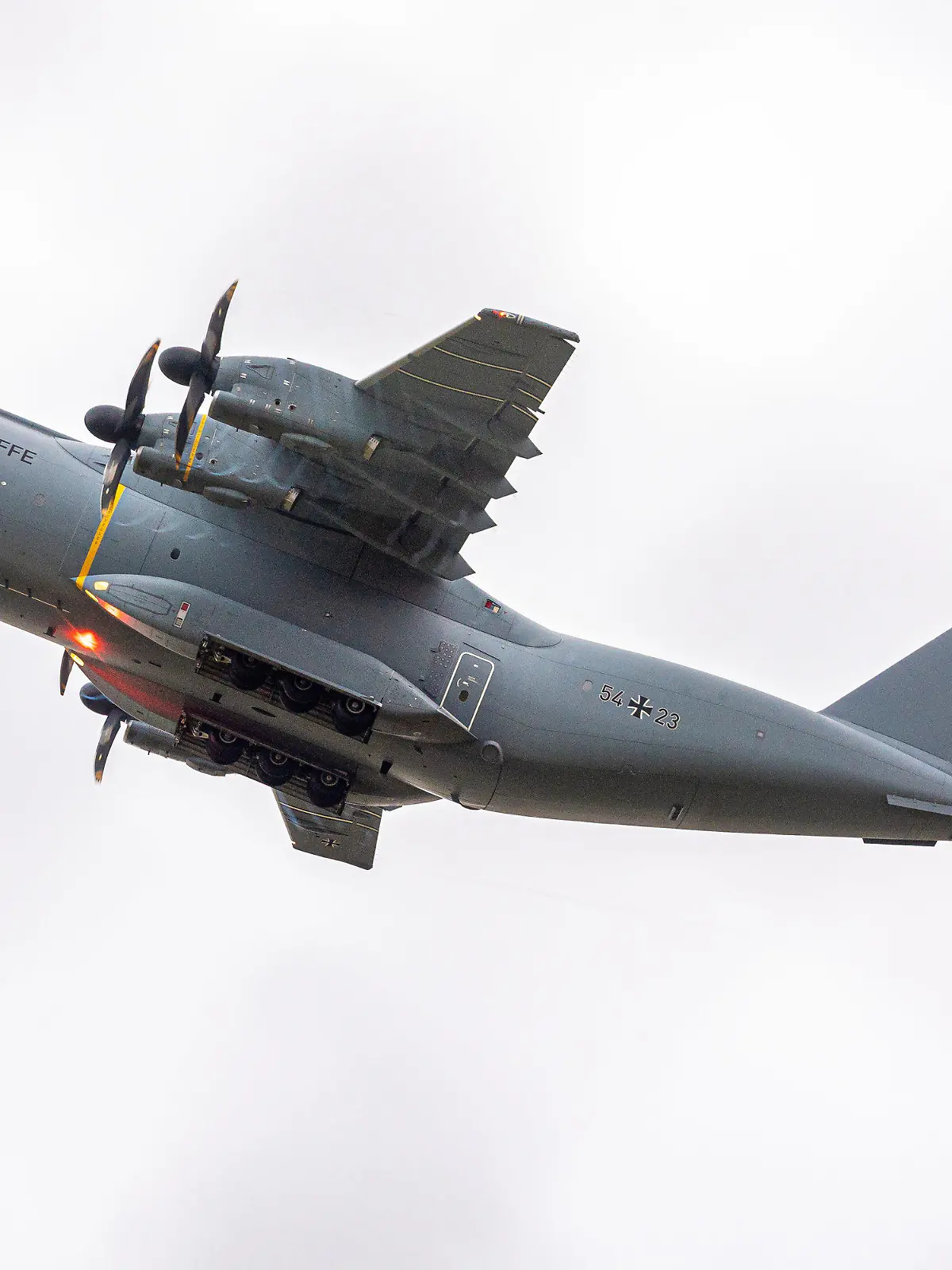 16.08.2021, Niedersachsen, Wunstorf: Ein Transportflugzeug vom Typ Airbus A400M der Luftwaffe startet am Morgen auf dem Fliegerhorst Wunstorf in der Region Hannover. Angesichts des rasanten Vormarschs der Taliban in Afghanistan beginnt die Bundeswehr mit der Evakuierung deutscher Staatsbürger und afghanischer Ortskräfte aus Kabul. Foto: Moritz Frankenberg/dpa +++ dpa-Bildfunk +++