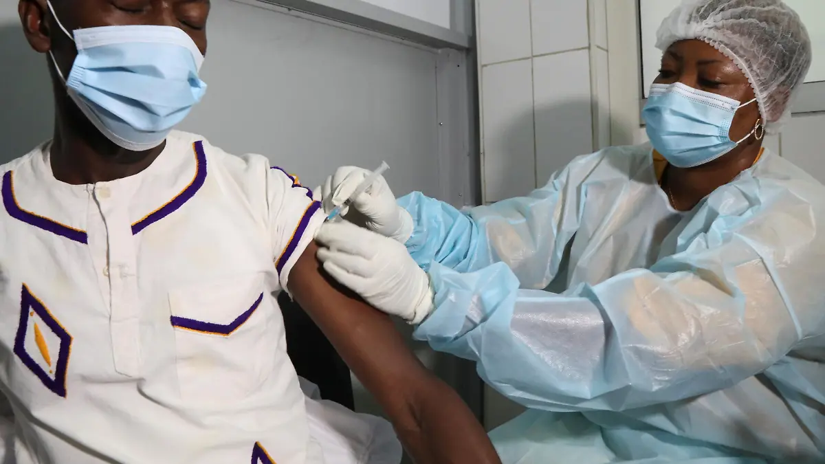 A health worker receives a vaccine against Ebola at a hospital after a case of Ebola was confirmed in Abidjan, Ivory Coast August 16, 2021. REUTERS/Luc Gnago