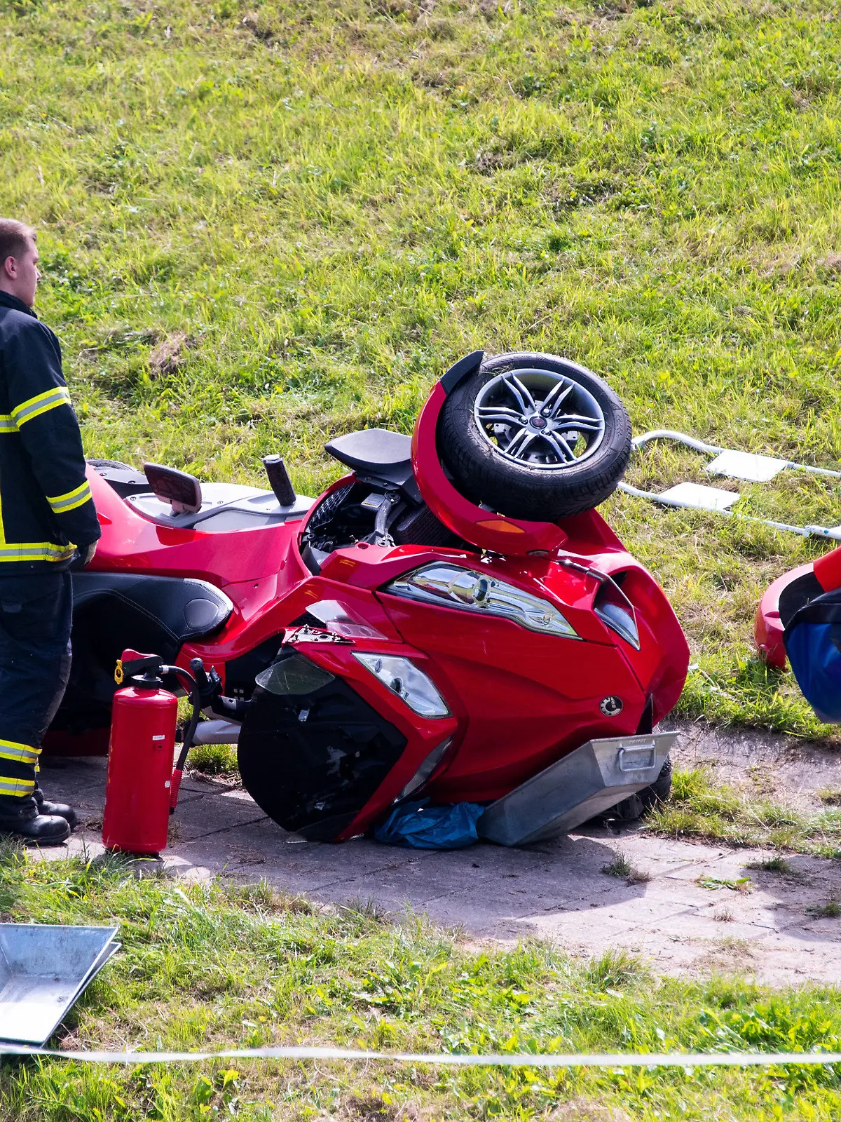 24.08.2023, Hamburg: Einsatzkräfte stehen im Stadtteil Altengamme nach einem Verkehrsunfall an einem Quad. Beim Zusammenstoß des Quads mit zwei Fußgängern sind ein Junge ums Leben gekommen und drei weitere Personen schwer verletzt worden. Foto: Daniel Bockwoldt/dpa +++ dpa-Bildfunk +++