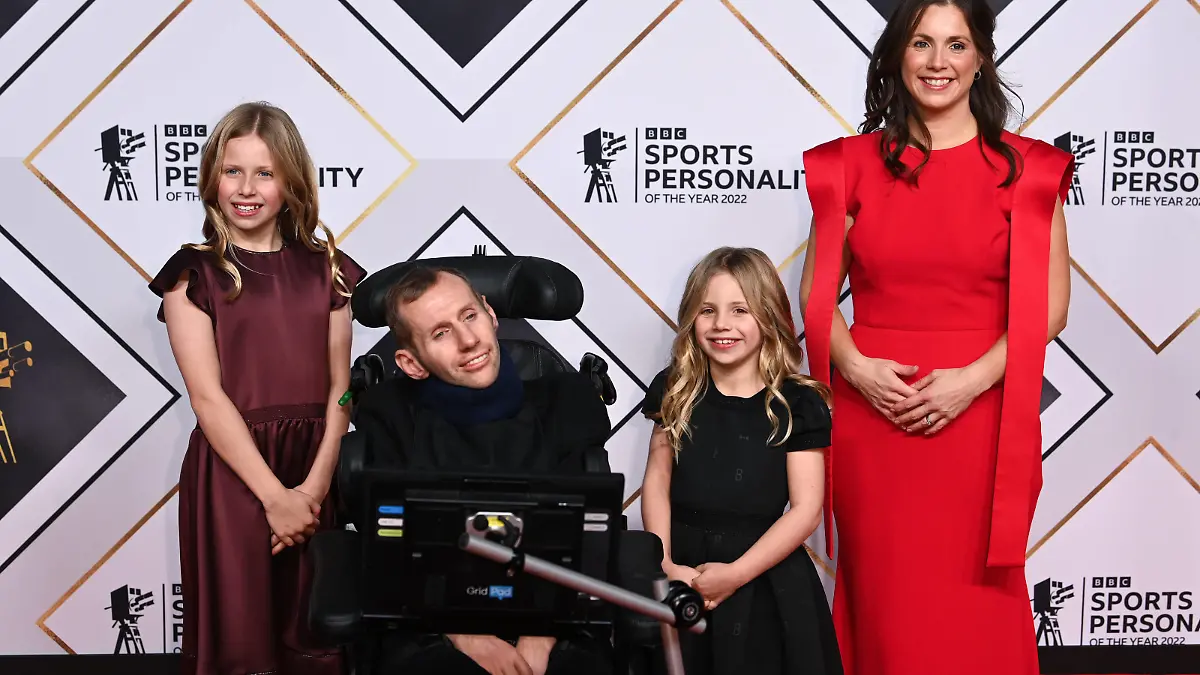  BBC Sports Personality of the Year 2022 - Manchester Rob Burrow poses on the red carpet with wife Lindsey and daughters Macey and Maya arriving at the BBC Sports Personality of the Year 2022, MediaCityUK, Manchester. Credit: Doug Peters/EMPICS PUBLICATIONxNOTxINxUKxIRL Copyright: xDougxPetersx 70351963