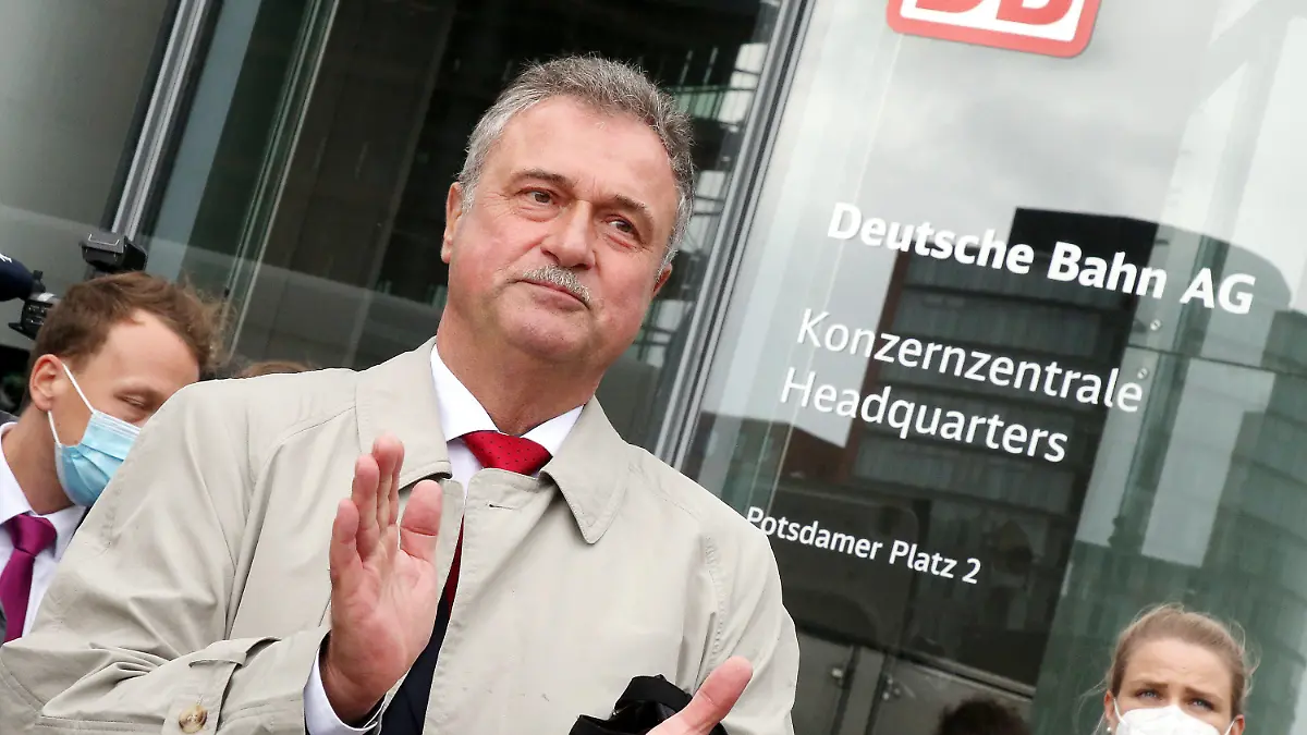 17.08.2021, Berlin: Claus Weselsky, Chef der GDL, nimmt an einer Protest-Kundgebung der Lokführer-Gewerkschaft GDL vor dem Bahn-Tower am Potsdamer Platz teil. Im Tarifkonflikt zwischen GDL und Bahn droht die Gewerkschaft mit weiteren Streiks. Foto: Wolfgang Kumm/dpa +++ dpa-Bildfunk +++