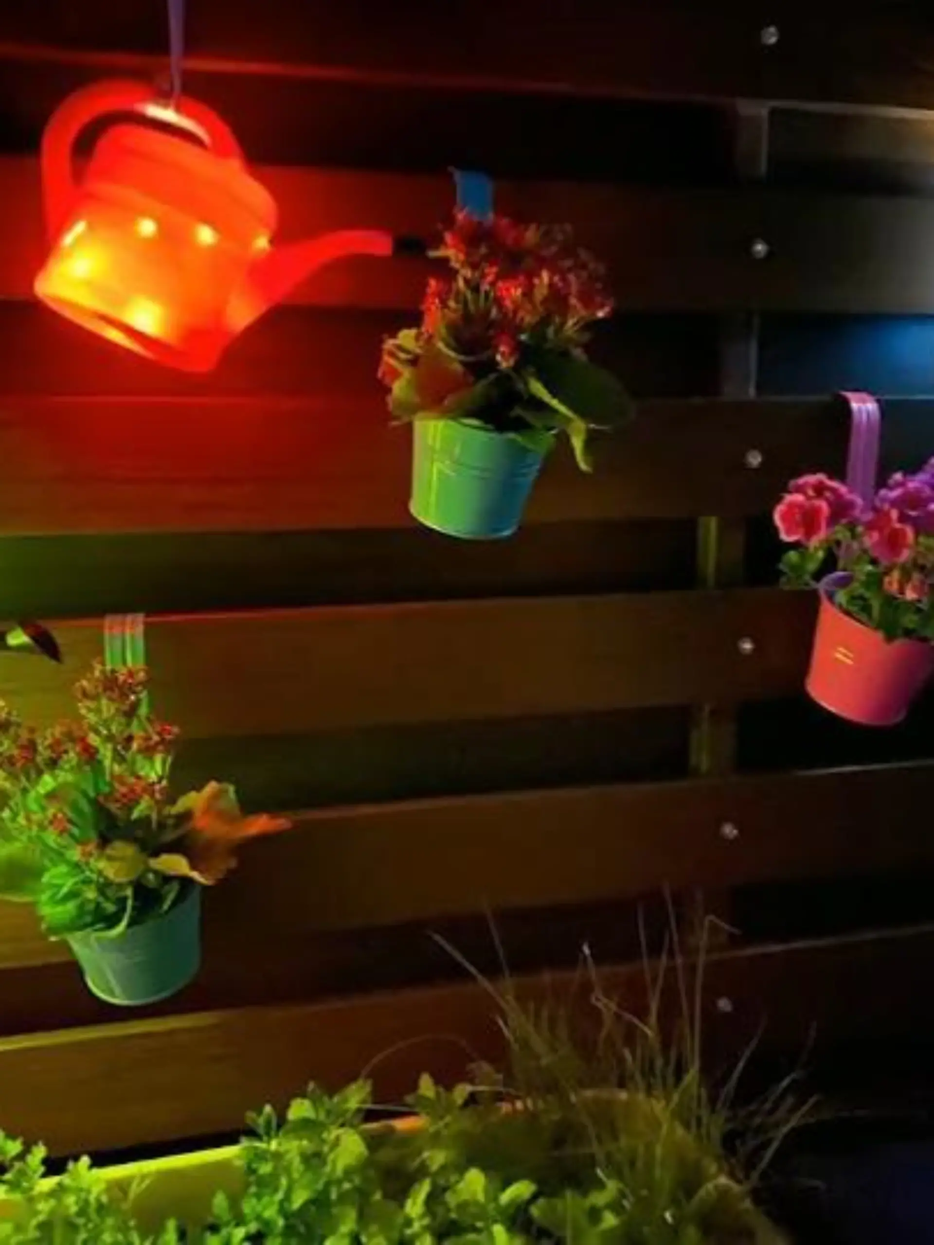 Lust den Balkon oder Garten aufzuhübschen? "Deko-Diva" Mätti  zeigt fluoreszierende Leuchtkugeln, Gartenlichter aus Gießkannen oder DIY-Citrus-Kerzen, die sogar Mücken abhalten sollen zum Selbermachen.