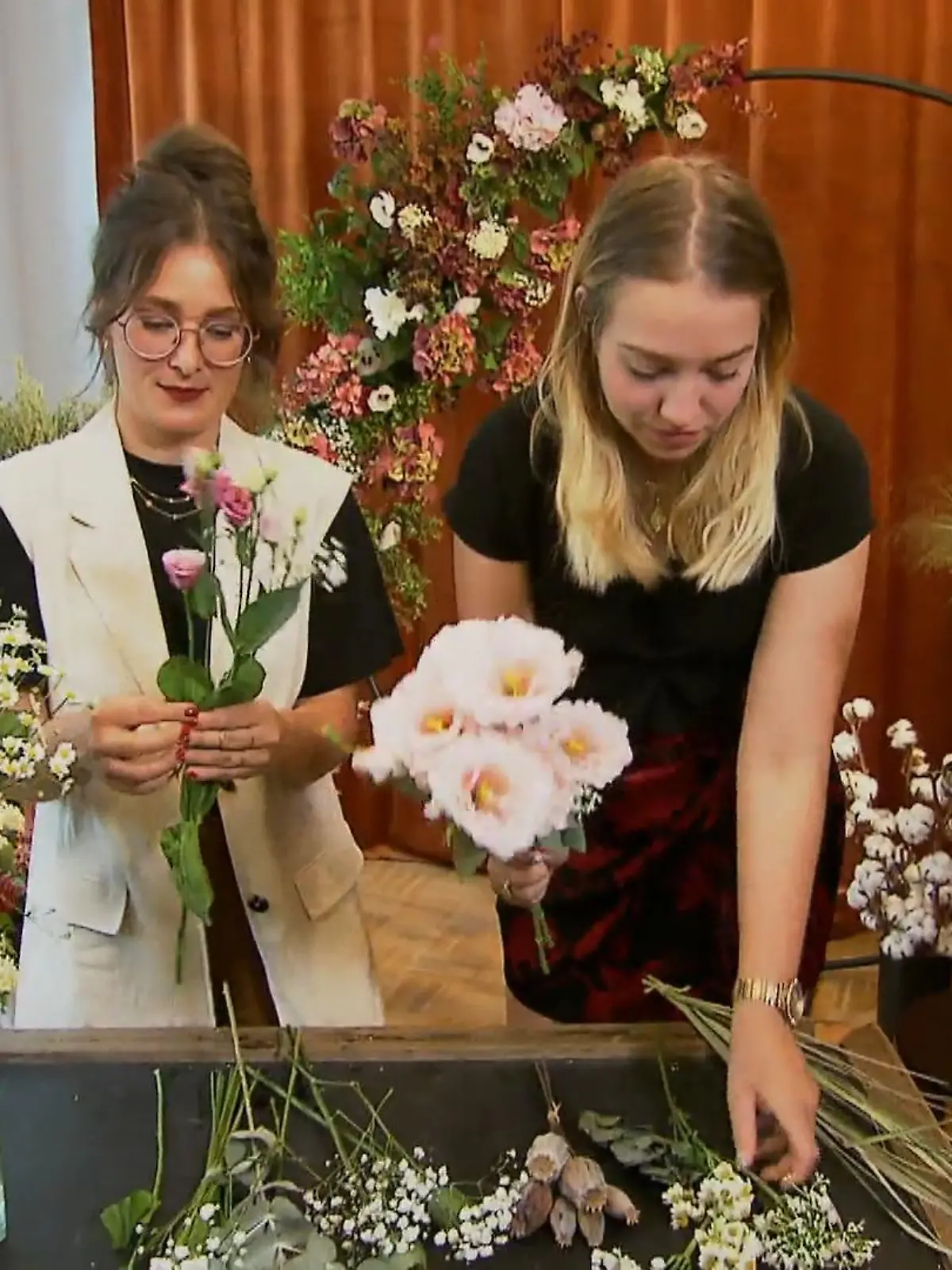 Ein Blumenstrauß, der für immer frisch bleibt. Klingt nach einem Traum. Inzwischen gibt es sehr echt aussehende Varianten. Eine Deko-Expertin verrät, worauf Sie achten müssen - und wie Sie dabei noch günstig wegkommen.
