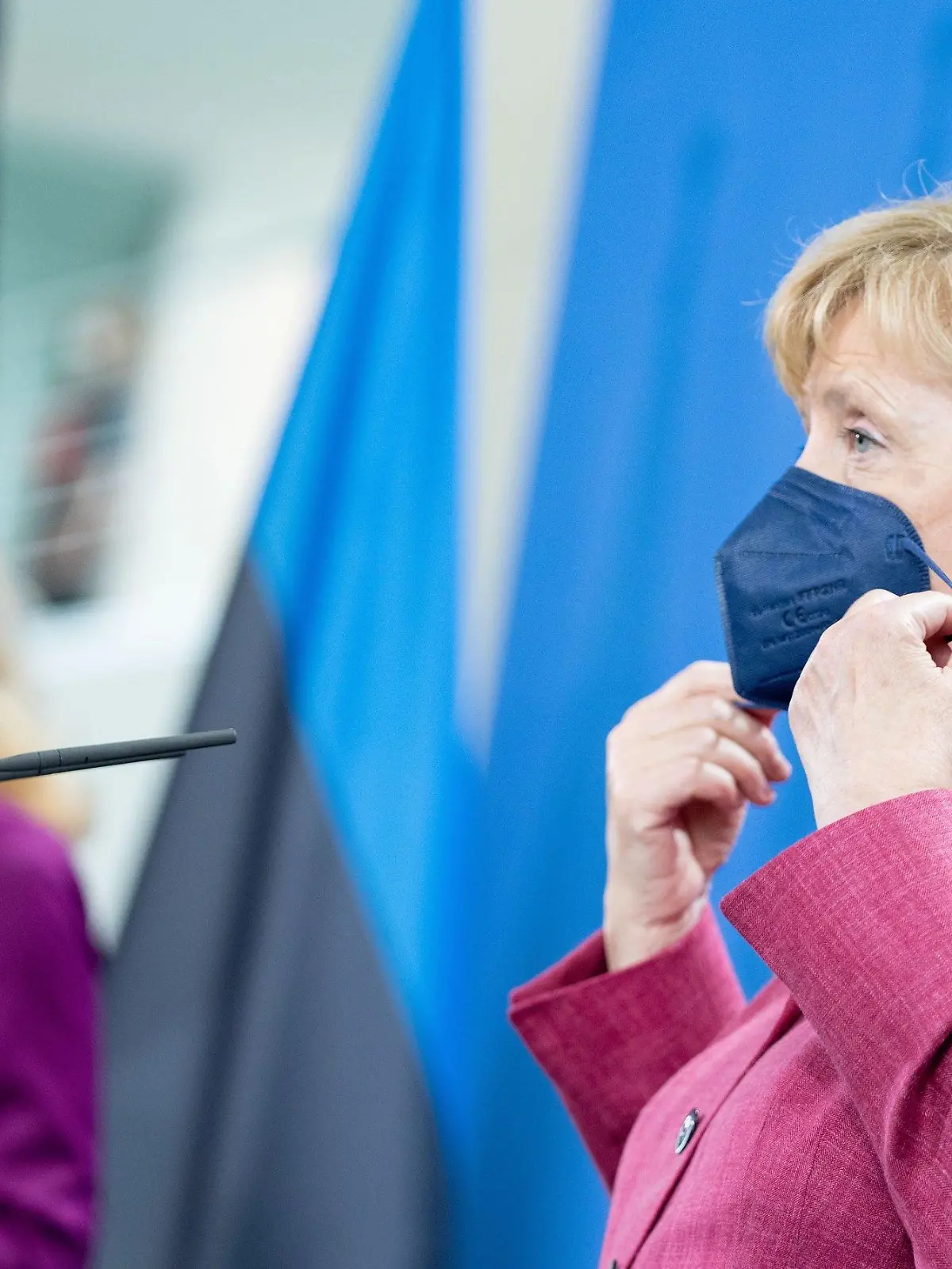 17.08.2021, Berlin: Bundeskanzlerin Angela Merkel (r, CDU) und Kaja Kallas, Ministerpräsidentin von Estland, kommen nach einem Treffen zur Pressekonferenz im Bundeskanzleramt. Foto: Kay Nietfeld/dpa POOL/dpa +++ dpa-Bildfunk +++