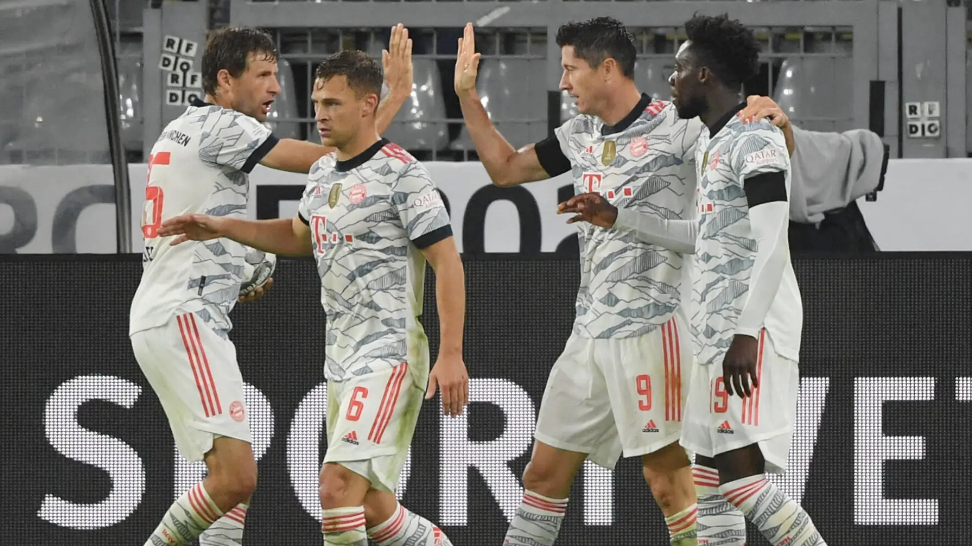 Jubel 0:1, v.li., Thomas Müller Bayern Muenchen, Joshua Kimmich Bayern Muenchen, Robert Lewandowski Bayern Muenchen, Alphonso Davies Bayern Muenchen 17.08.2021, Fussball GER, Saison 2021 2022, 1. Bundesliga, Supercup 2021, Finale, Borussia Dortmund - FC Bayern München, Foto: Maik Hölter/TEAM2sportphoto ***DFL regulations prohibit any use of photographs as image sequences and/or quasi-video.*** Dortmund Nordrhein Westfalen Deutschland *** Jubel 0 1, v li , Thomas Müller Bayern Muenchen , Joshua Kimmich Bayern Muenchen , Robert Lewandowski Bayern Muenchen , Alphonso Davies Bayern Muenchen 17 08 2021, Fussball GER, Saison 2021 2022, 1 Bundesliga, Supercup 2021, Finale, Borussia Dortmund FC Bayern München, Foto Maik Hölter TEAM2sportphoto DFL regulations prohibit any use of photographs as image sequences and or quasi video Dortmund Nordrhein Westfalen Deutschland Team2