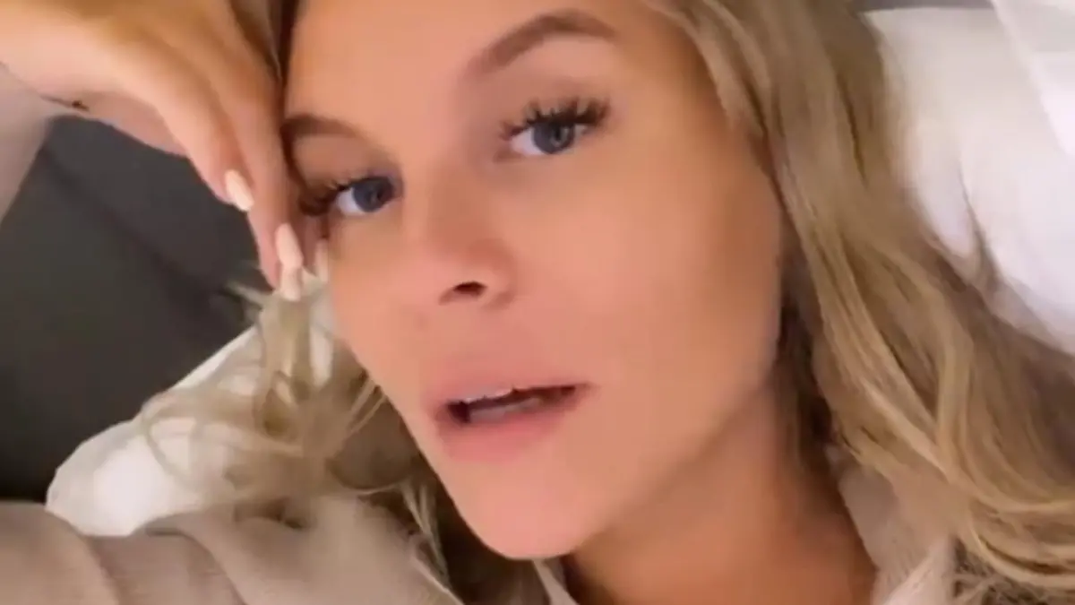 August 2021: Dagi Bee gibt weitere Details zu ihrer Schwangerschaft bei Instagram preis.
