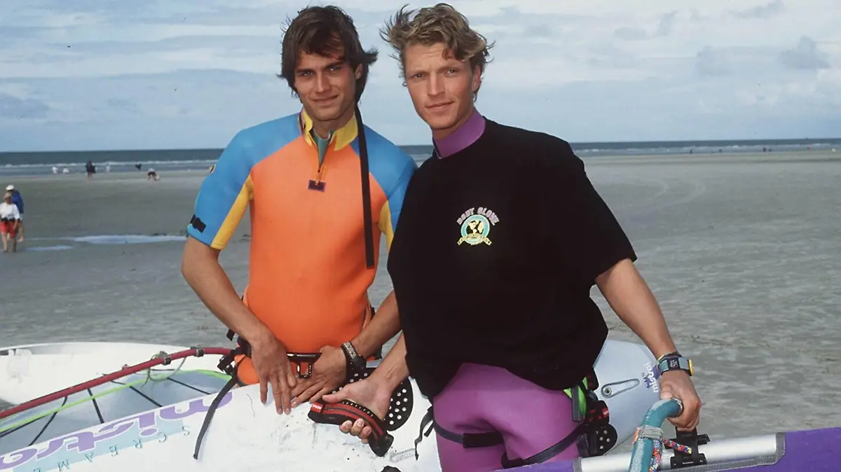 Mädchenschwarm -Team: Ralf Bauer und "Gegen den Wind" Serien-Kollege Hardy Krüger junior 1998 am Rande der Dreharbeiten am Nordseestrand von Sankt-Peter-Ording.