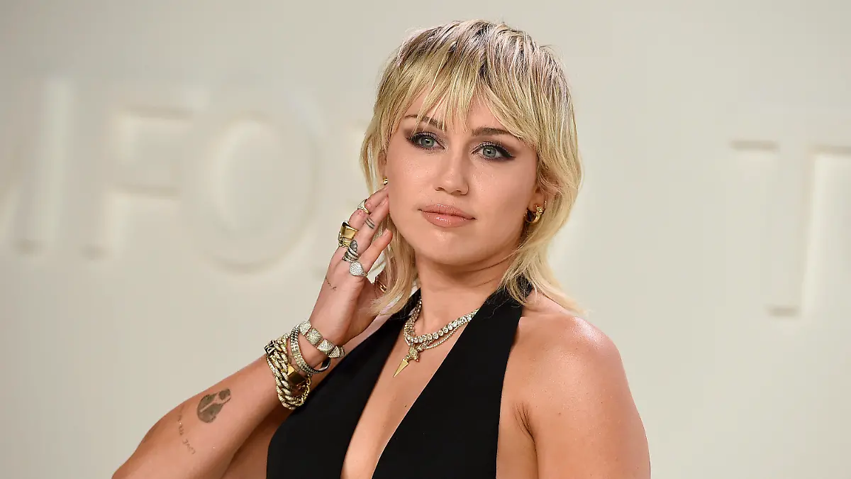 ARCHIV - 08.02.2020, USA, Los Angeles: Miley Cyrus, US-amerikanische Schauspielerin und Sängerin, besucht in den Milk Studios die Tom-Ford-Show. (zu dpa «Weltstars lassen Outfits für guten Zweck versteigern») Foto: Jordan Strauss/Invision/AP/dpa +++ dpa-Bildfunk +++