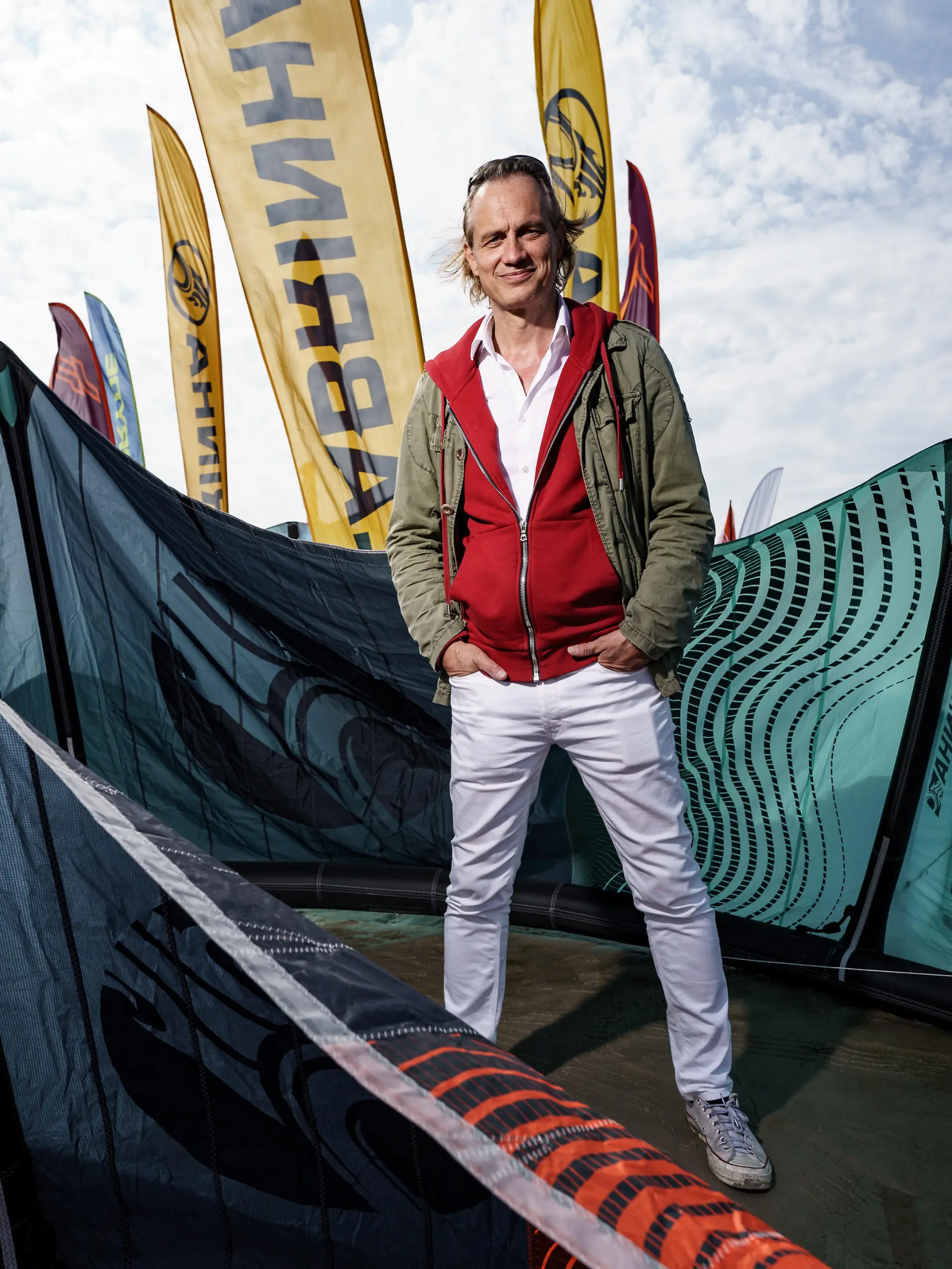 12.08.2021, Schleswig-Holstein, Sankt Peter-Ording: Der Schauspieler Ralf Bauer steht am Strand von St. Peter Ording in der Sonne. Bauer stellt seinen ersten Film übers Surfen und den Tibet-Konflikt vor. Foto: Axel Heimken/dpa +++ dpa-Bildfunk +++
