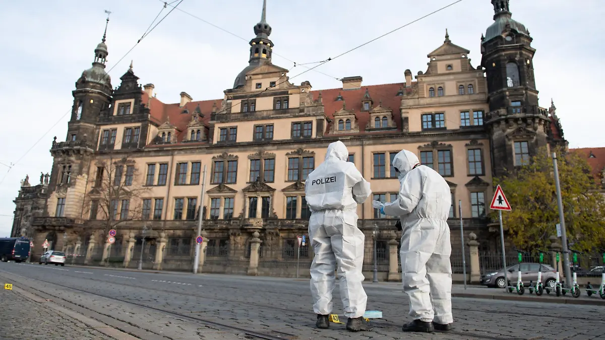 ARCHIV - 25.11.2019, Sachsen, Dresden: Zwei Mitarbeiter der Spurensicherung stehen vor dem Residenzschloss mit dem Grünen Gewölbe. Fast dreieinhalb Jahre nach dem Einbruch ins Historische Grüne Gewölbe Dresden geht der Prozess gegen mehrere Tatverdächtige am 16.05.2023 zu Ende. Die Urteile für die sechs Angeklagten aus Berlin sollen verkünden werden. (zu dpa "Urteilsverkündung im Juwelendiebstahl-Prozess in Dresden") Foto: Sebastian Kahnert/dpa +++ dpa-Bildfunk +++