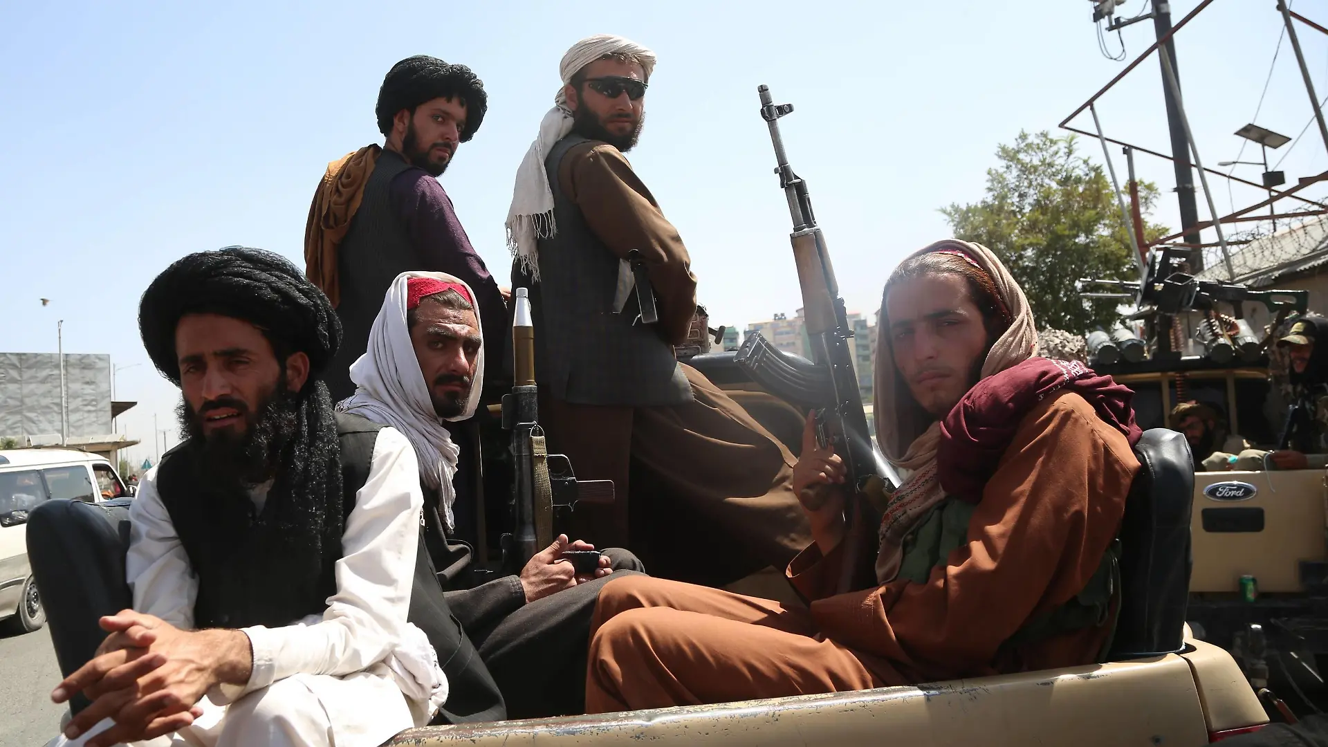 Afghanistan Taliban 6626194 16.08.2021 Taliban fighters are seen on the back of a vehicle in Kabul, Afghanistan. The Taliban designated terrorist and banned in Russia took over the capital city of Kabul on August 15, sweeping to power in Afghanistan as President Ashraf Ghani resigned and fled abroad. Stringer / Sputnik Kabul Afghanistan PUBLICATIONxINxGERxSUIxAUTxONLY Copyright: xStringerx 
