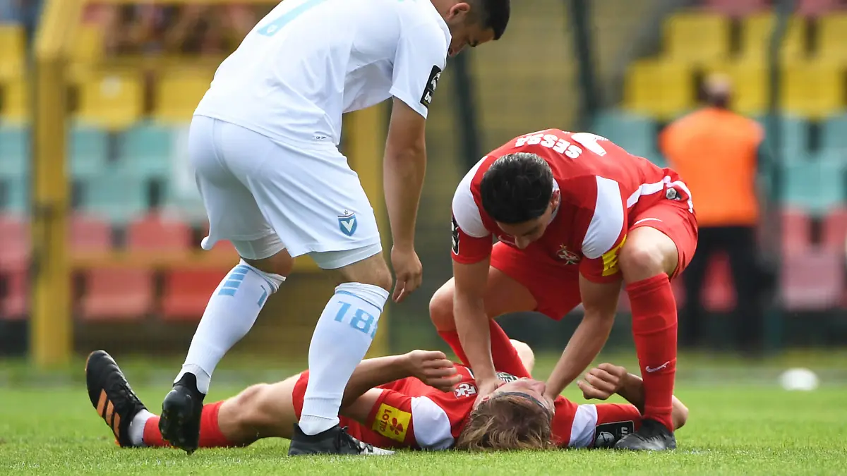 Fussball, Herren, Saison 2021/2022, 3. Liga 3. Spieltag, FC Viktoria 1889 Berlin - 1. FC Kaiserslautern, v.l. Erhan Yilmaz FC Viktoria 1889 Berlin, Felix Götze 1. FC Kaiserslautern, Nicolas Sessa 1. FC Kaiserslautern, 15.08. 2021, *** Football, Men, 2021 2022 season, 3 Liga 3 matchday , FC Viktoria 1889 Berlin 1 FC Kaiserslautern, v l Erhan Yilmaz FC Viktoria 1889 Berlin , Felix Götze 1 FC Kaiserslautern , Nicolas Sessa 1 FC Kaiserslautern , 15 08 2021, Copyright: xSebastianxRäppold/MatthiasxKochx