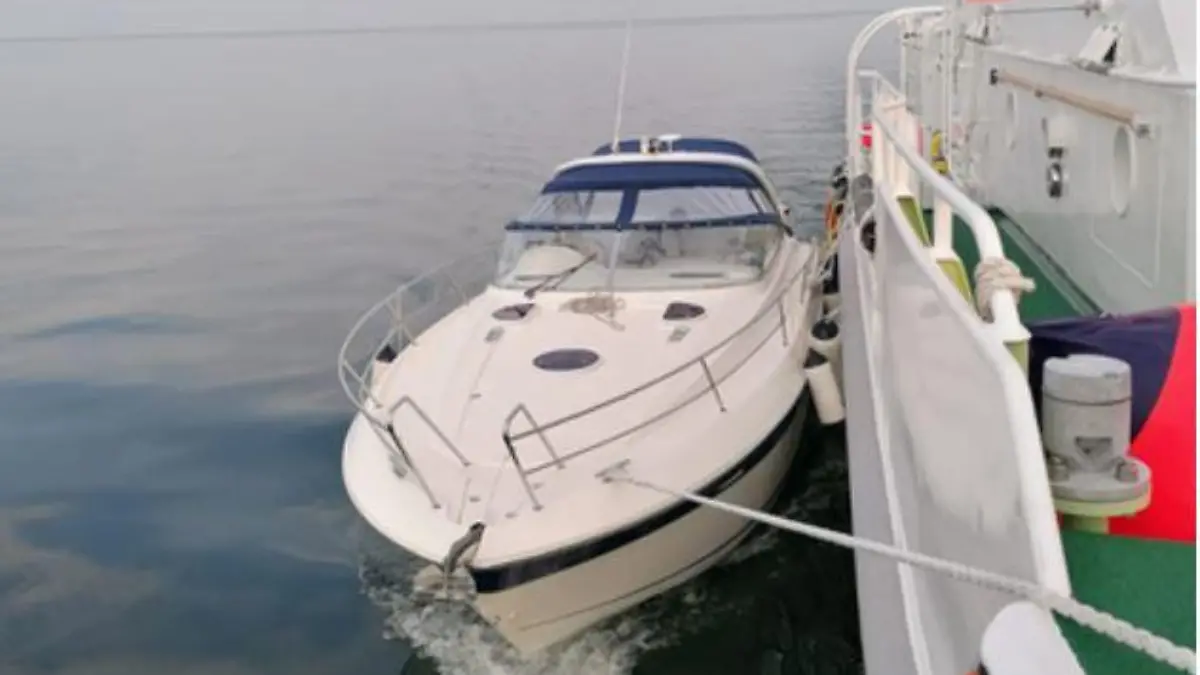 Das havarierte Motorboot im Längsseits-Schlepp des Seenotrettungskreuzers.