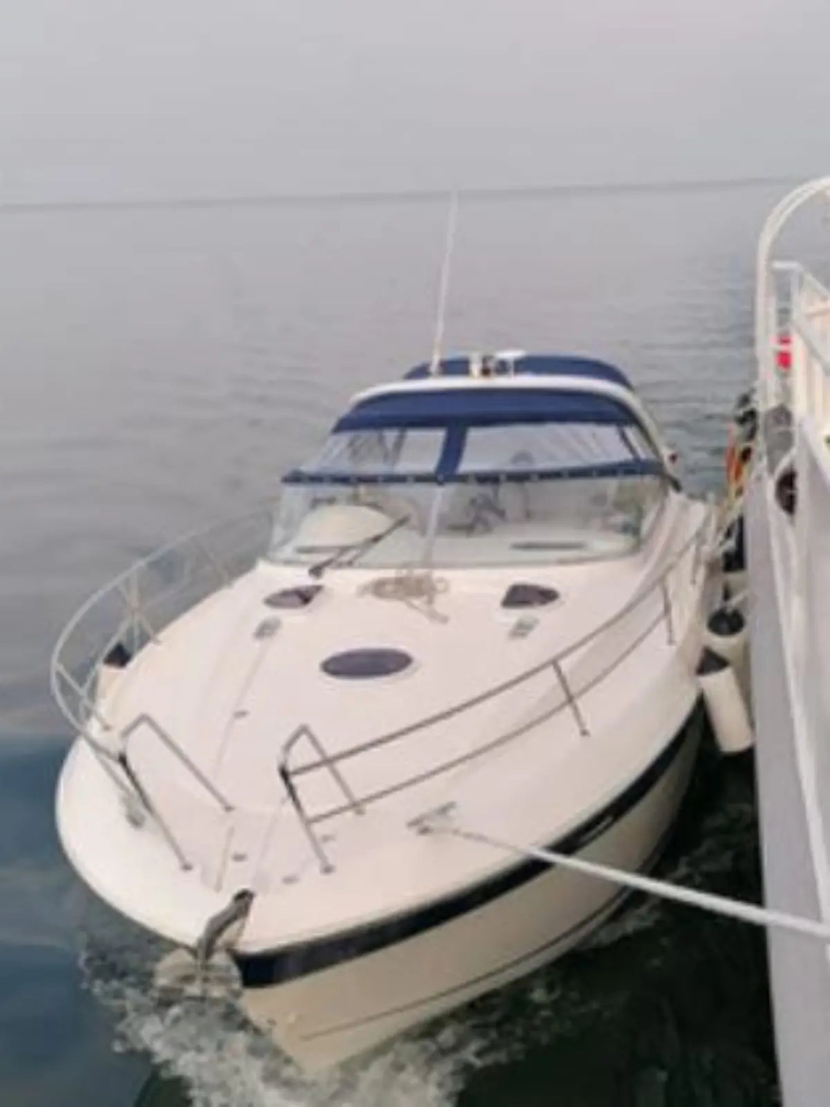 Das havarierte Motorboot im Längsseits-Schlepp des Seenotrettungskreuzers.