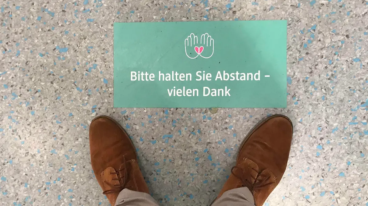 "Bitte Abstand halten" - Die Corona-Hygieneregeln sind inzwischen Alltag, doch nicht jeder möchte sie beachten.
